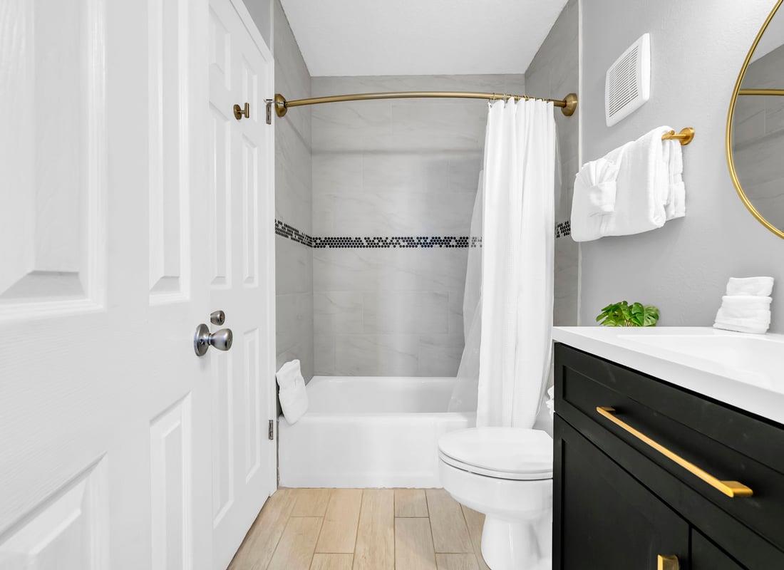 HSRC Guest Bathroom with TubShower Combo