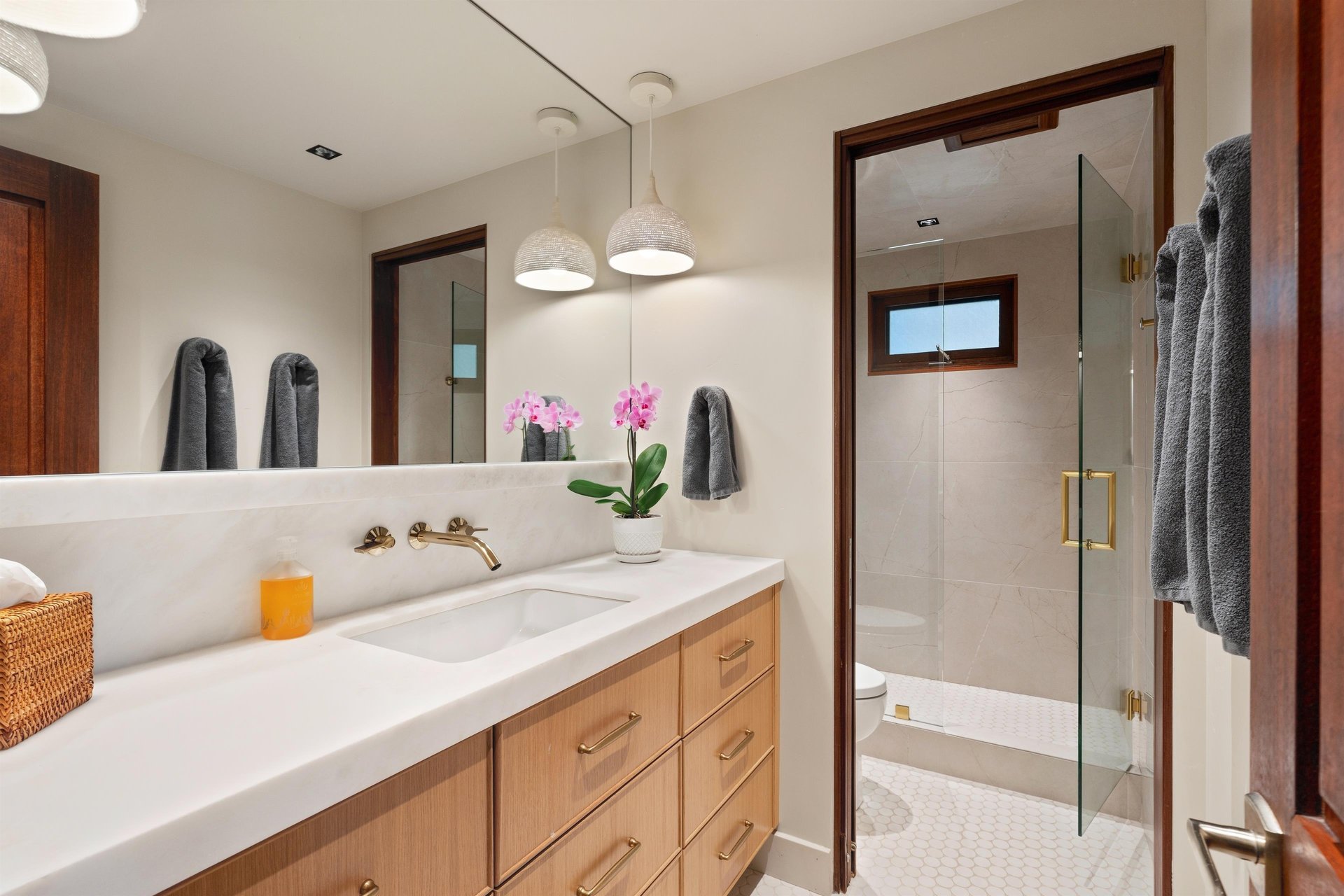 Guest bathroom downstairs