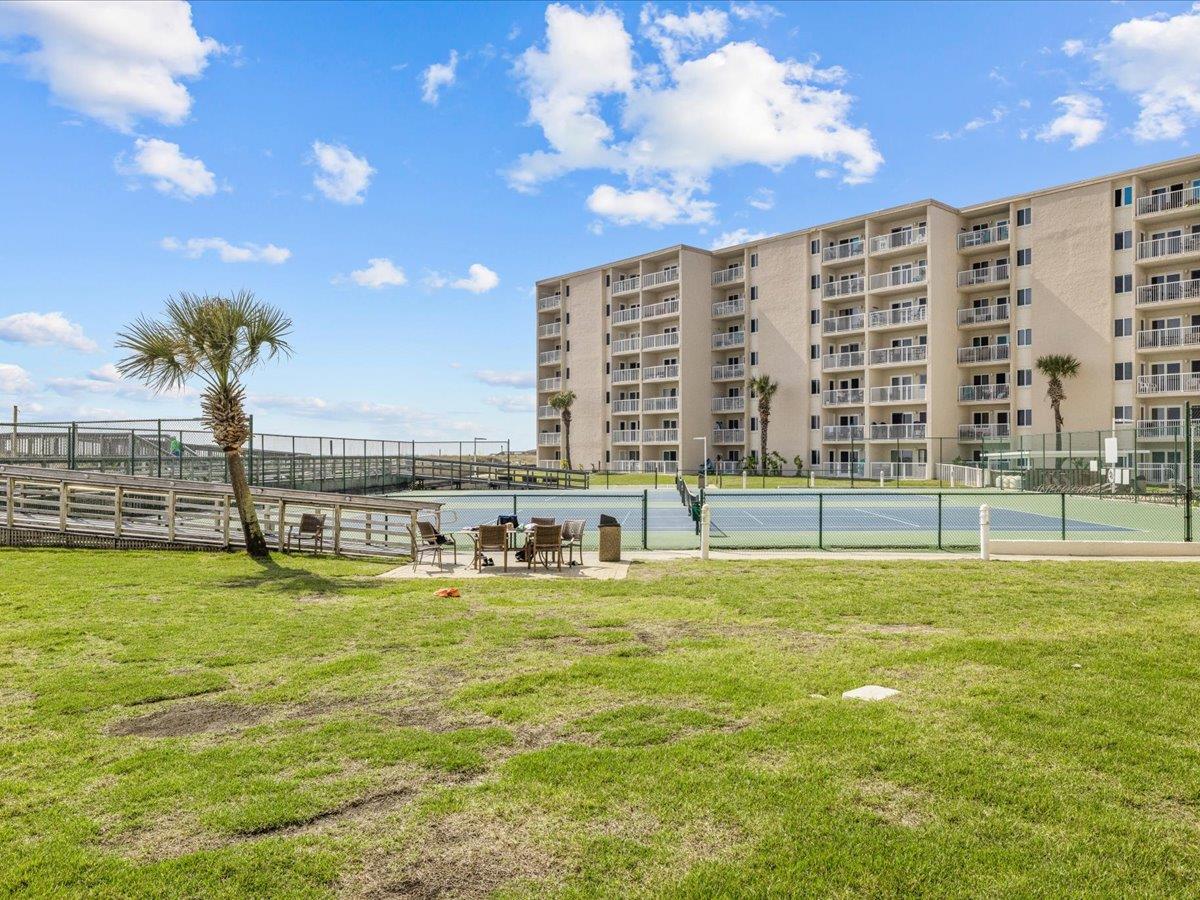 Holiday Surf and Racquet Unit 120 23