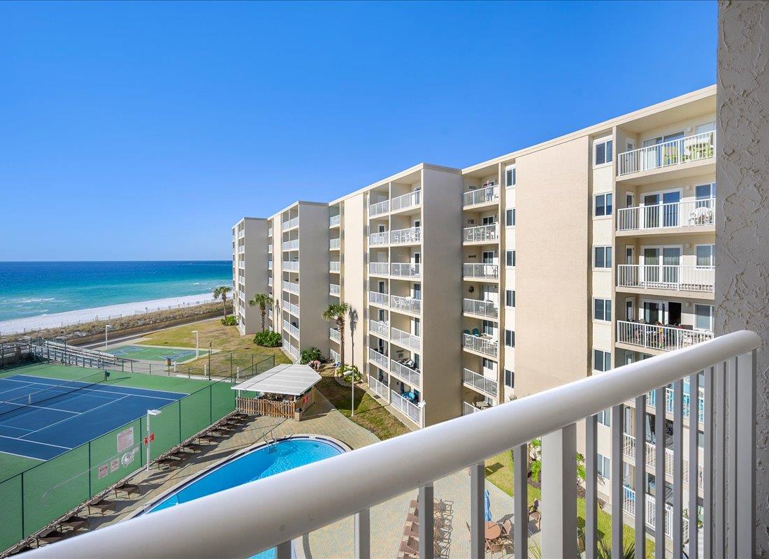 Holiday Surf and Racquet Unit 515 28