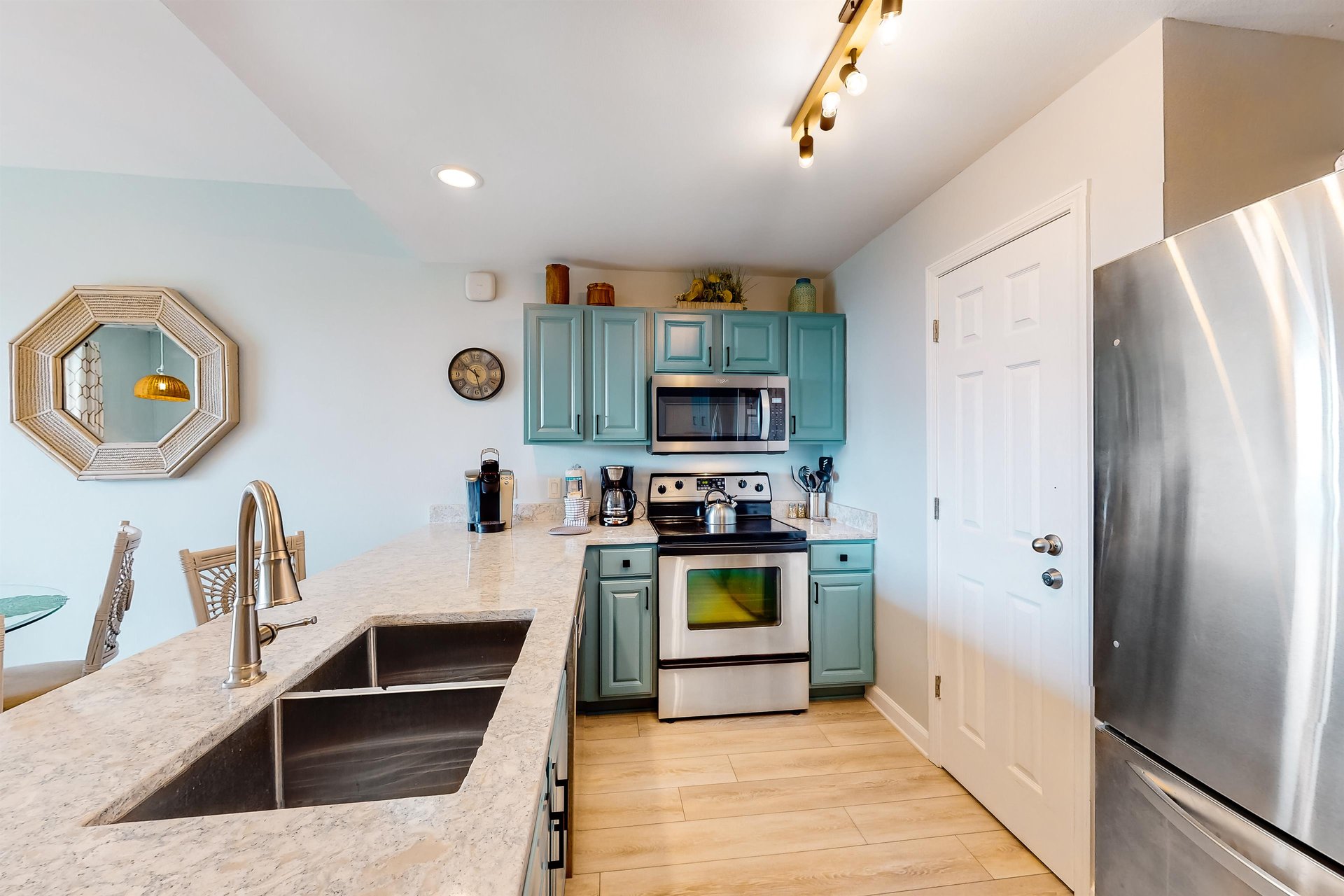402 Beach Resort 6