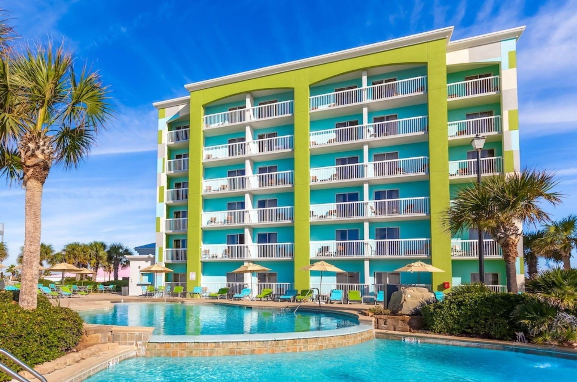 The outdoor swimming pool in front of Holiday Inn Express