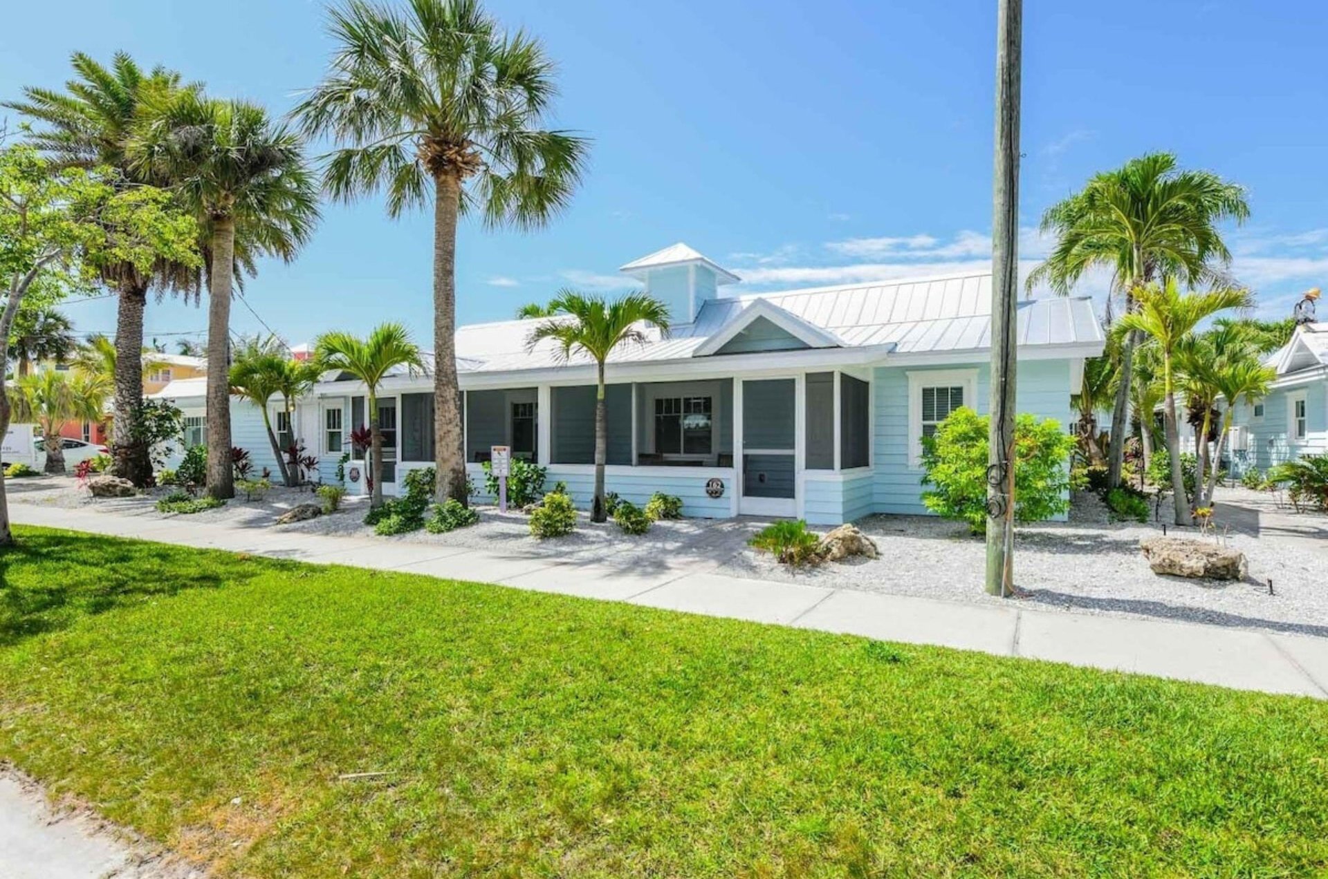 The exterior of Tropical Breeze Resort in Siesta Key Florida