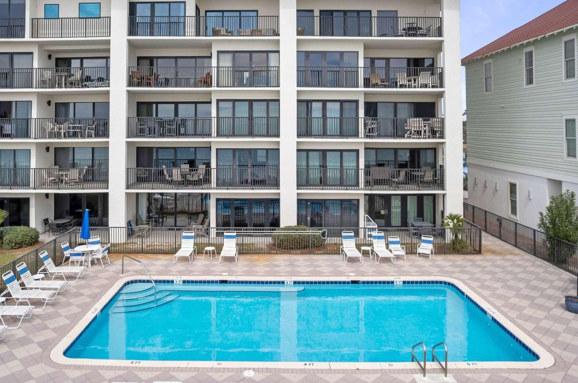 The Gulfside outdoor pool in front of Huntington by the Sea in Destin Florida