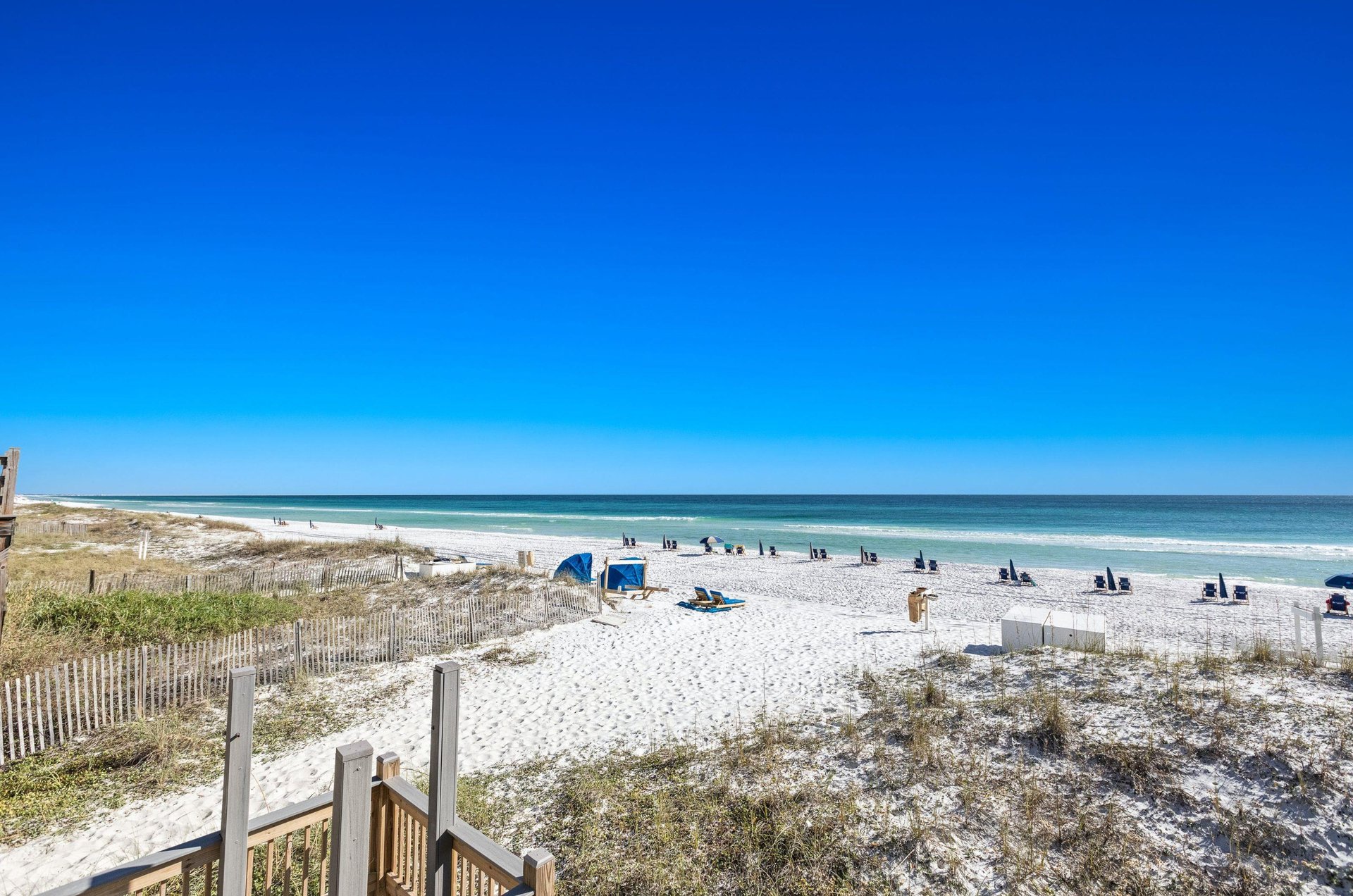 Emerald Shores is in Miramar Beach which boasts of a beautiful snowwhite and turquoise coastline.