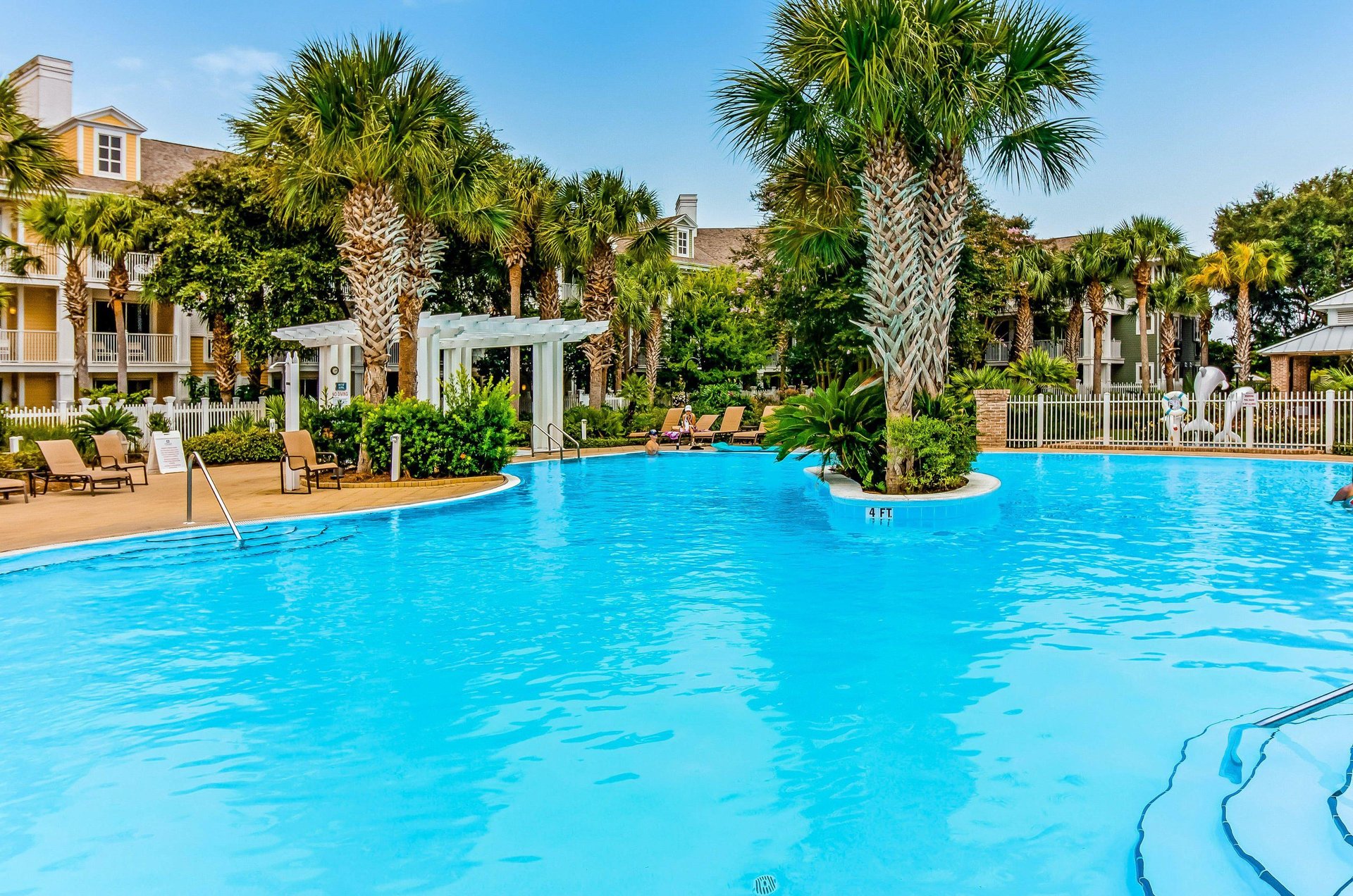 Lagoonstyle pool