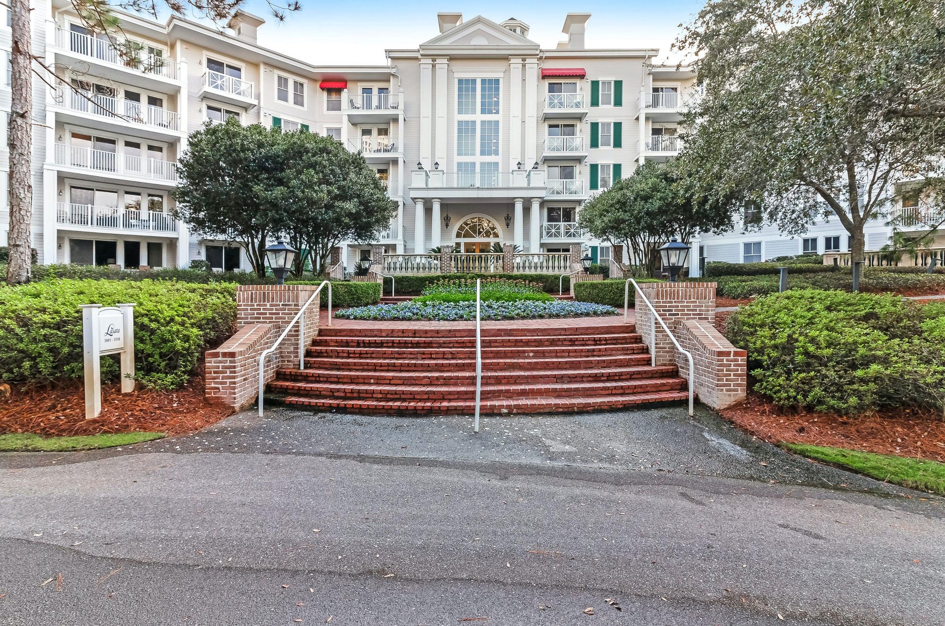 The Grand Sandestins grand entrance.