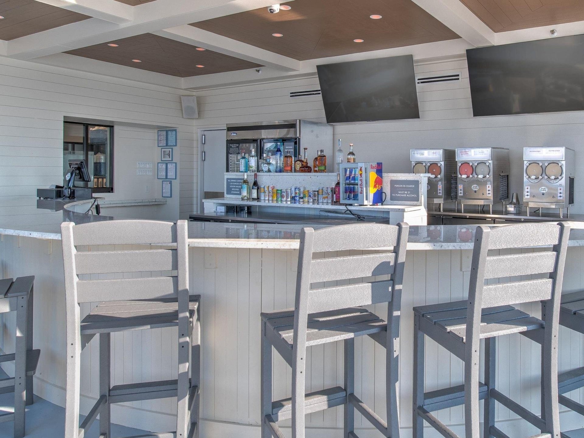 The outdoor bar at The Oasis at Orange Beach