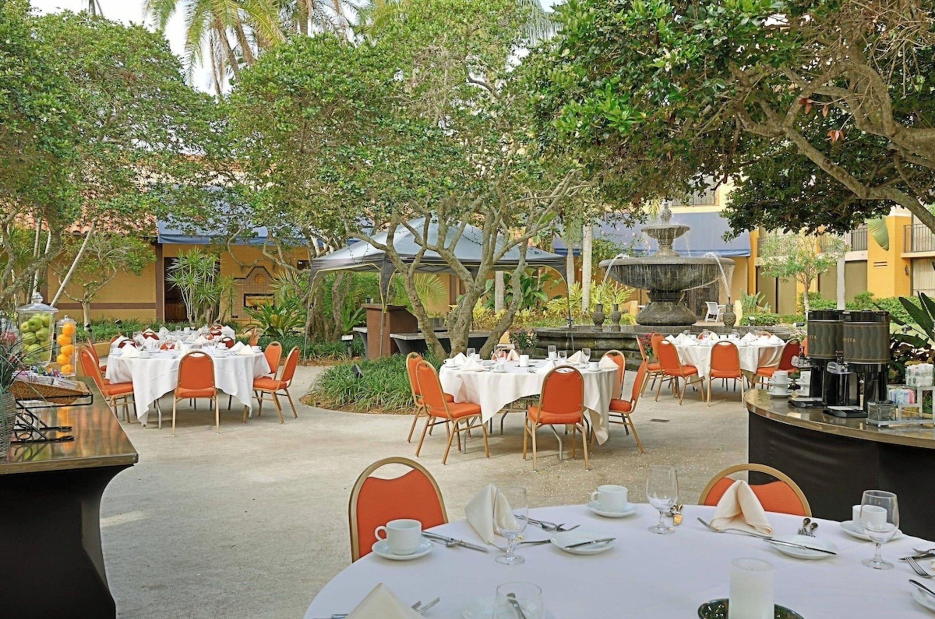 Outdoor dining at the Courtyard by Marriott