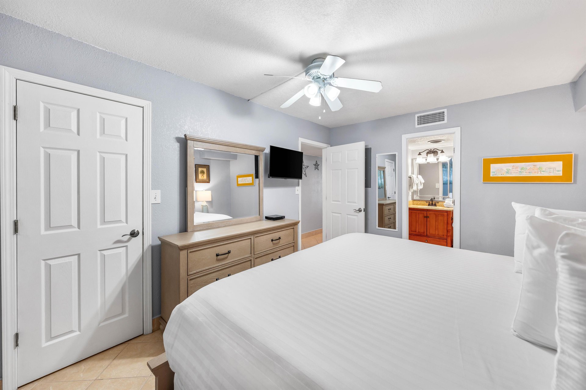 HSRC Bedroom With 28 TV  EnSuite Bathroom