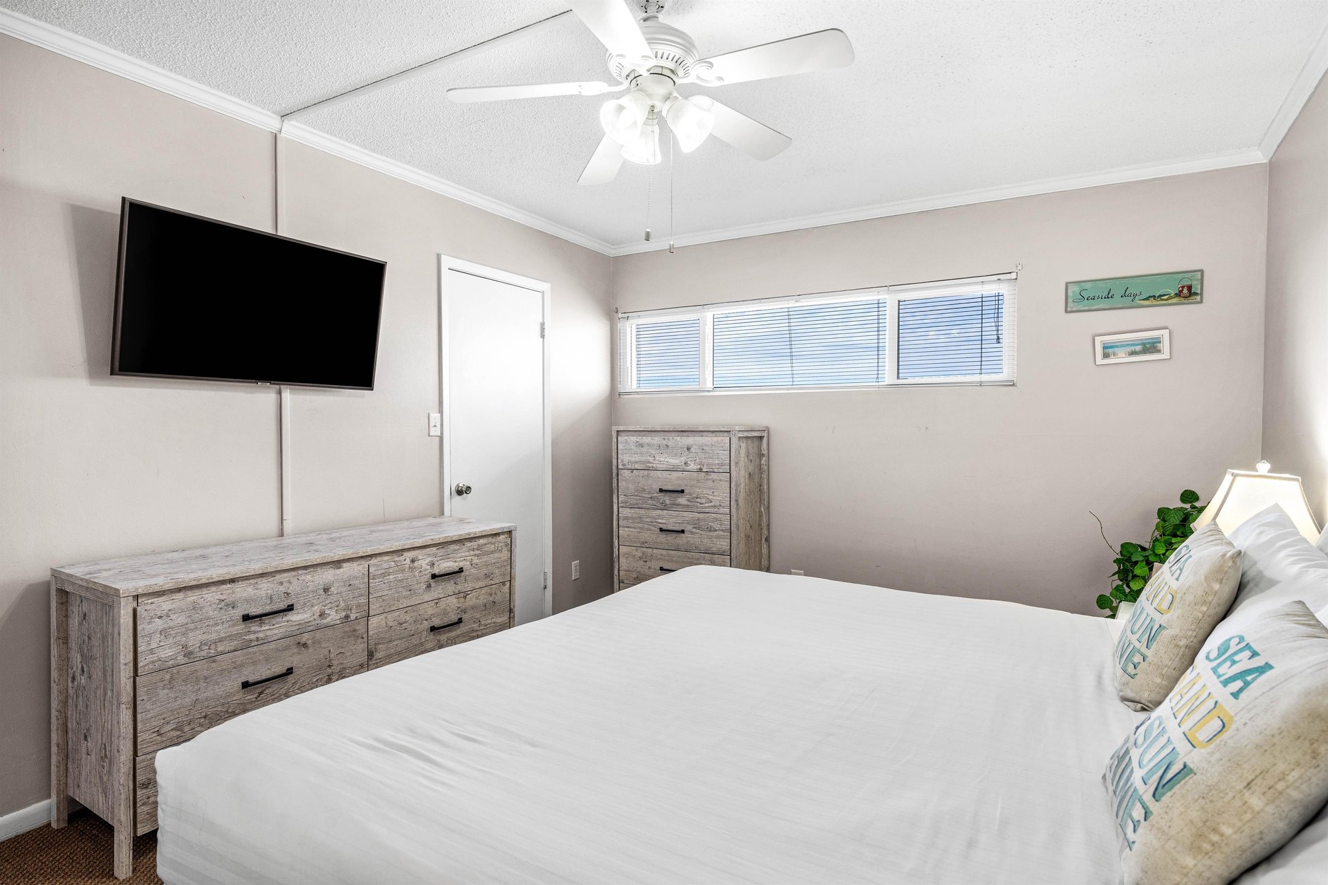 HSRC Bedroom With King Size Bed  43 TV