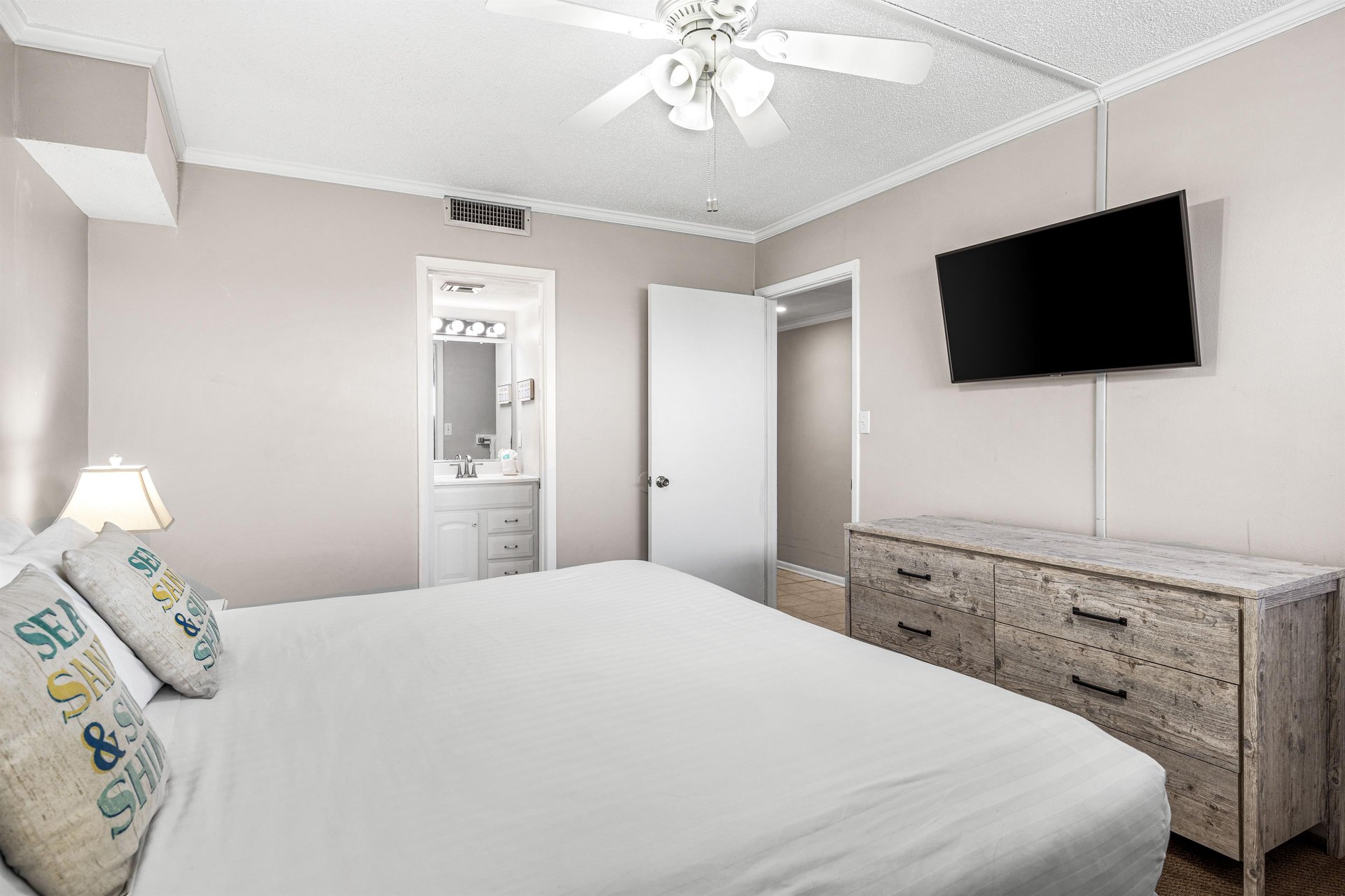 HSRC Bedroom With 43 TV  EnSuite Bathroom