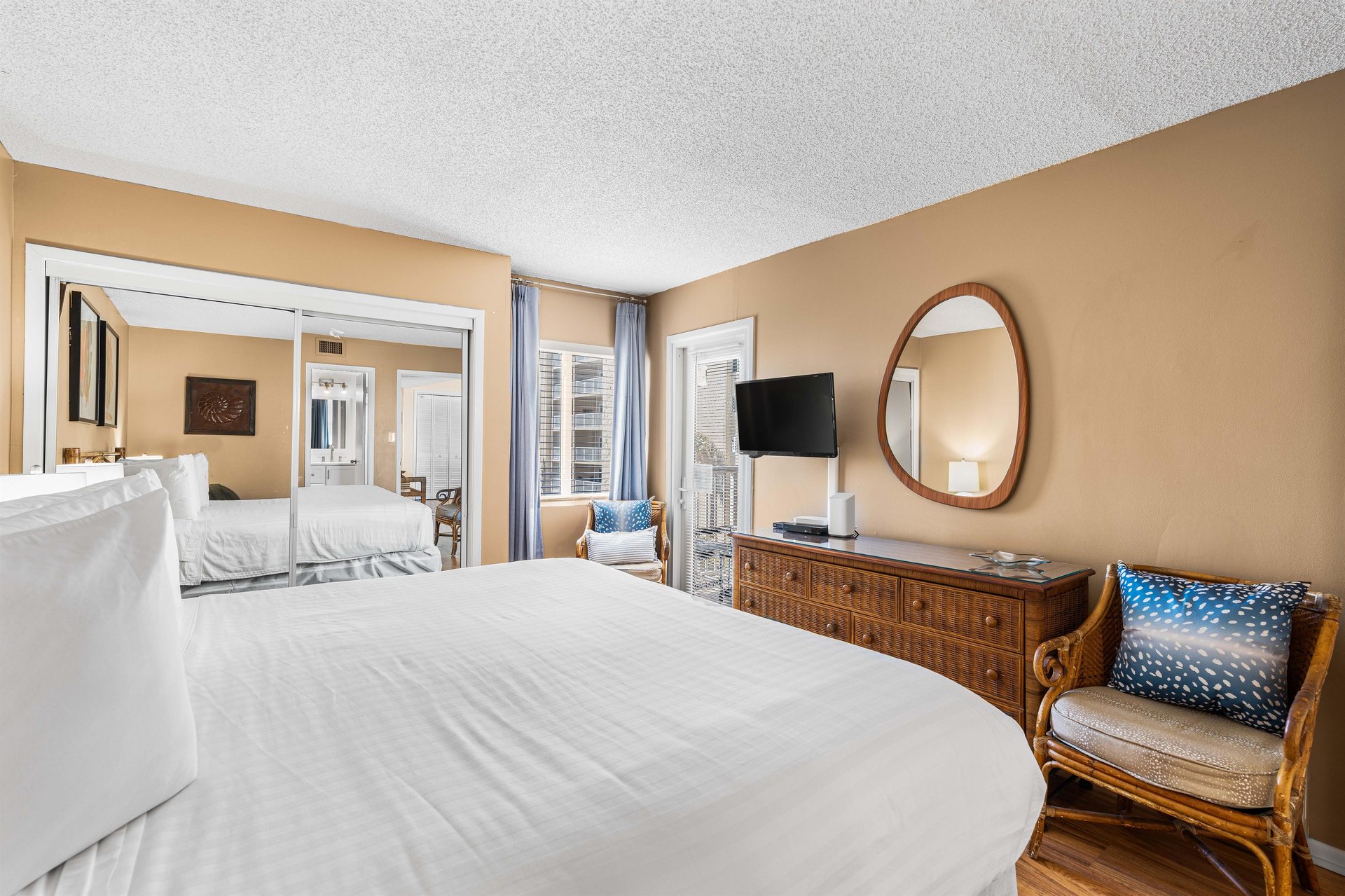 HSRC Master Bedroom w 32 TV  Balcony Access