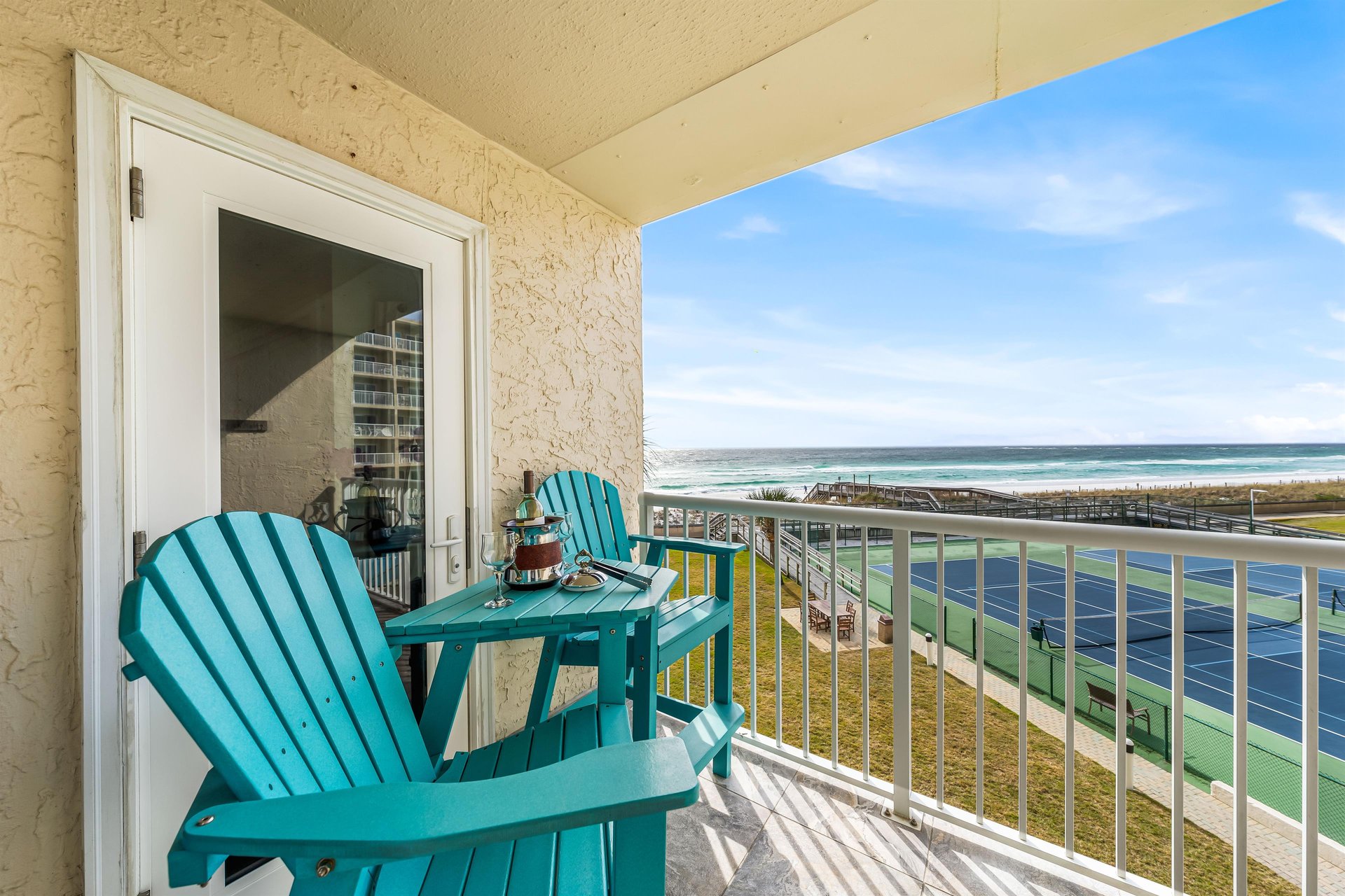 Holiday Surf and Racquet Unit 320 23