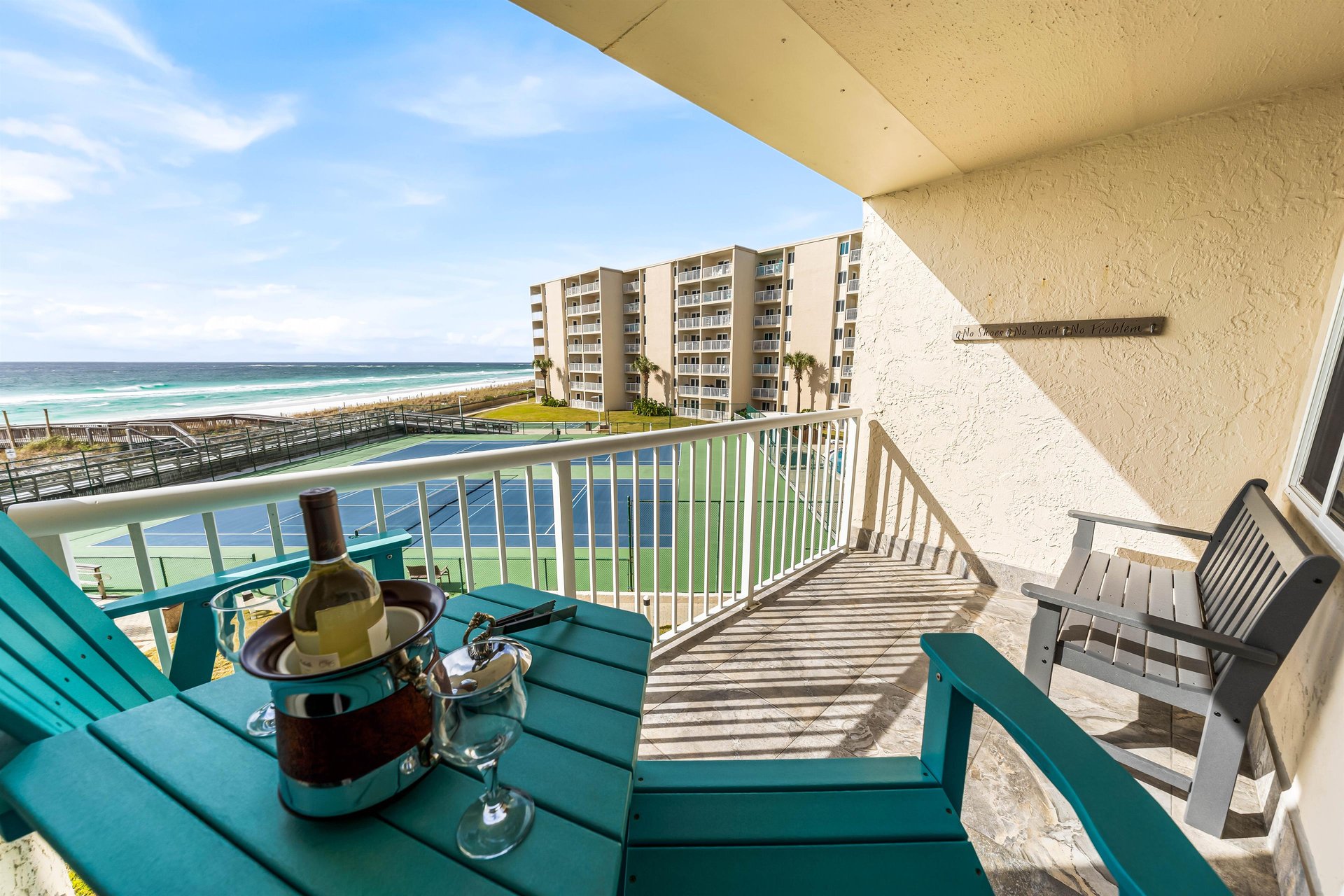 Holiday Surf and Racquet Unit 320 24