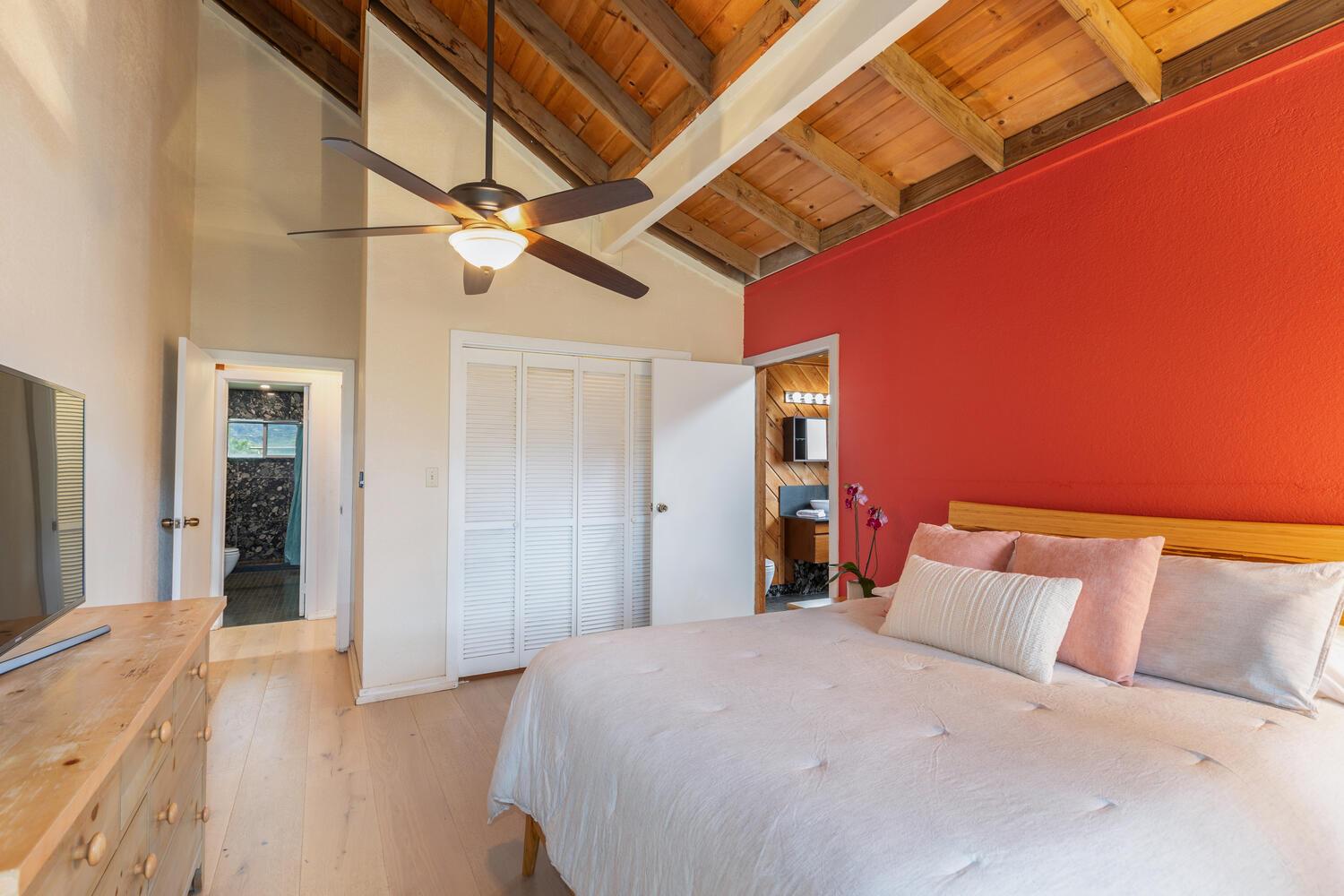 Master bedroom equipped with Queen sized bed