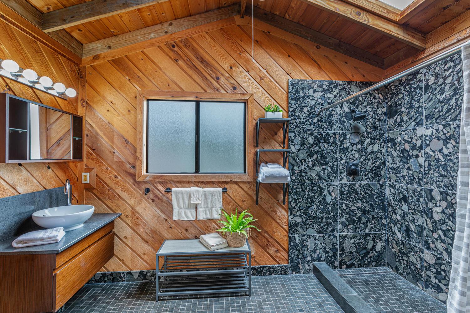 Beautiful master bathroom with walkin shower