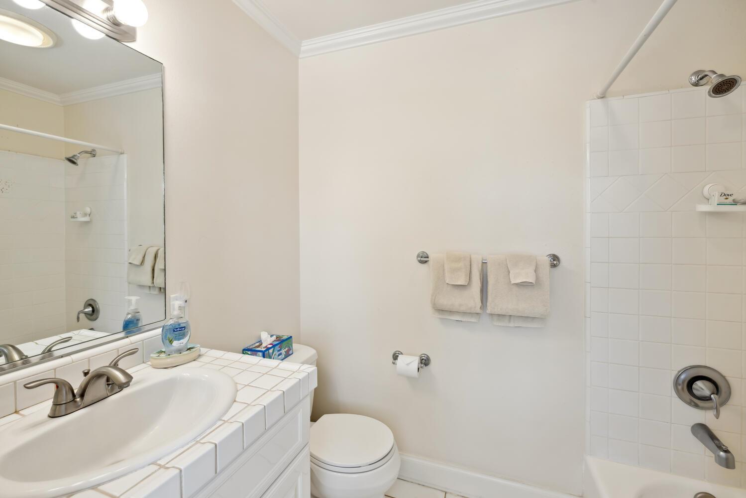 Fourth bathroom has showertub combo