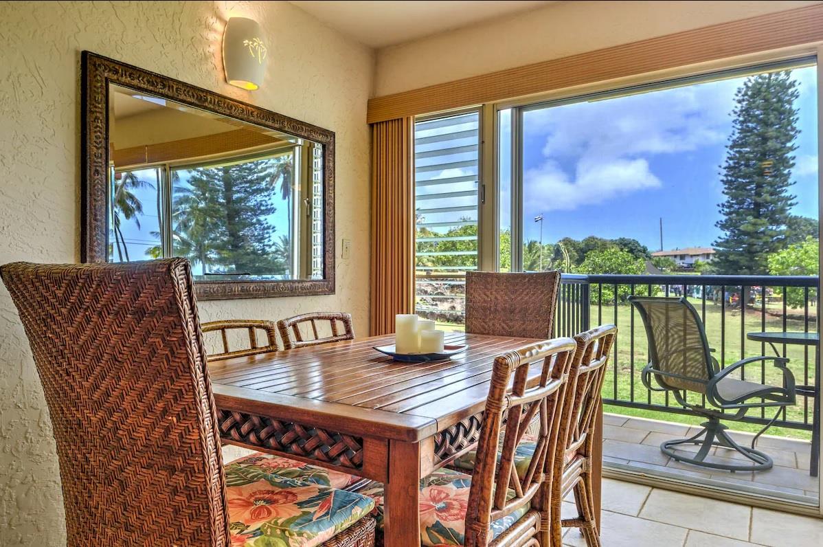 Dining area with lanai