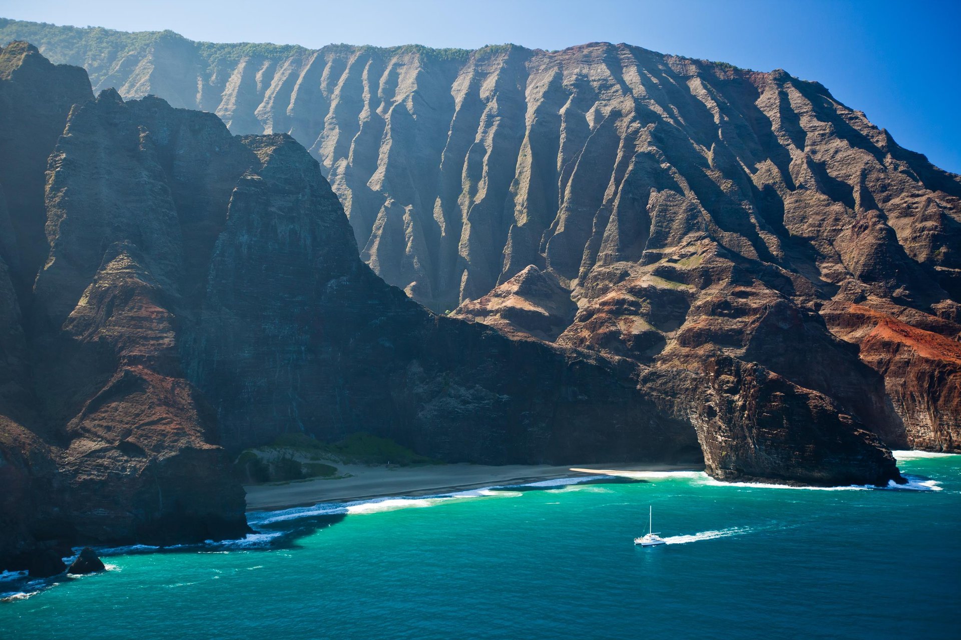 Sailing along Napali Coast ... Credit HTA  Tor Johnson