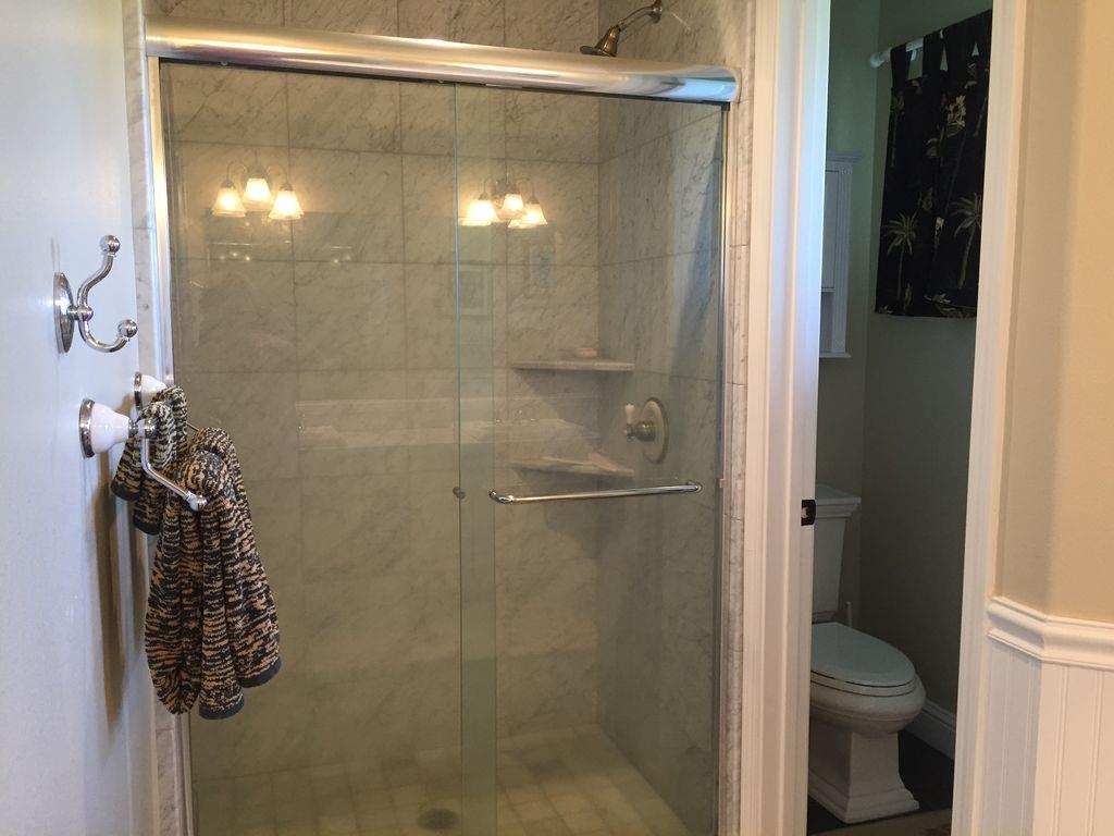 Upstairs Bathroom separate shower