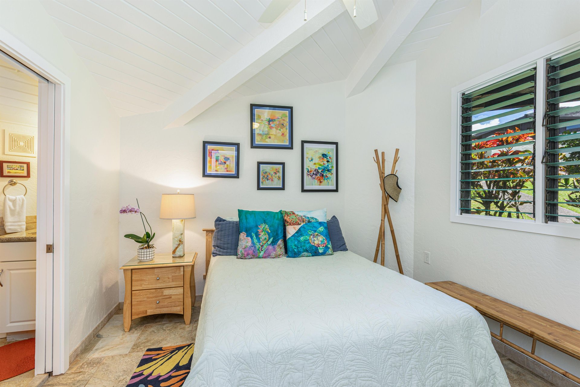Second bedroom equipped with Queen size bed and ensuite bathroom