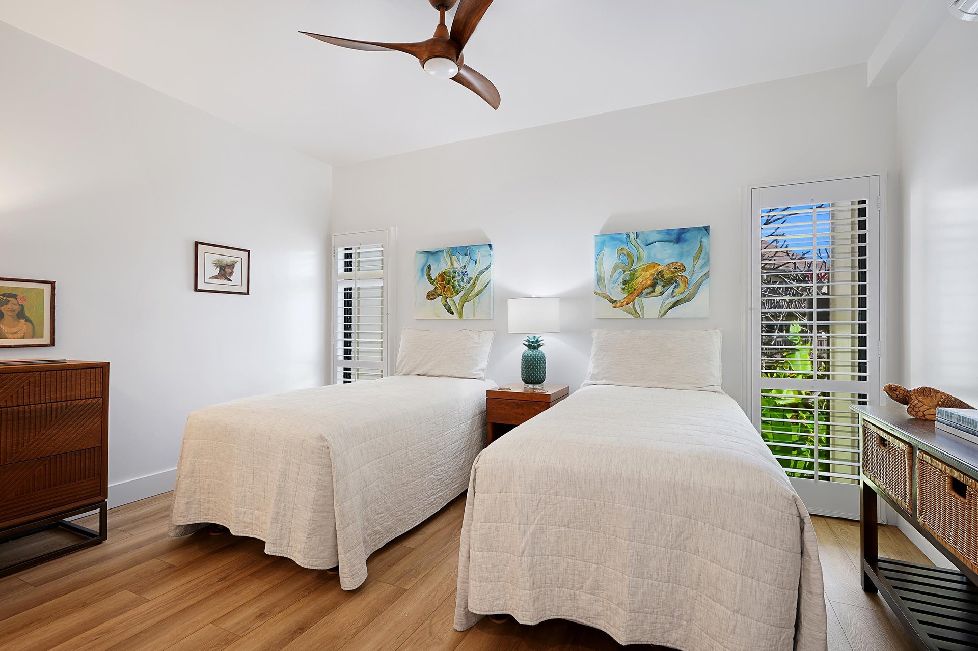 Second bedroom with twin beds