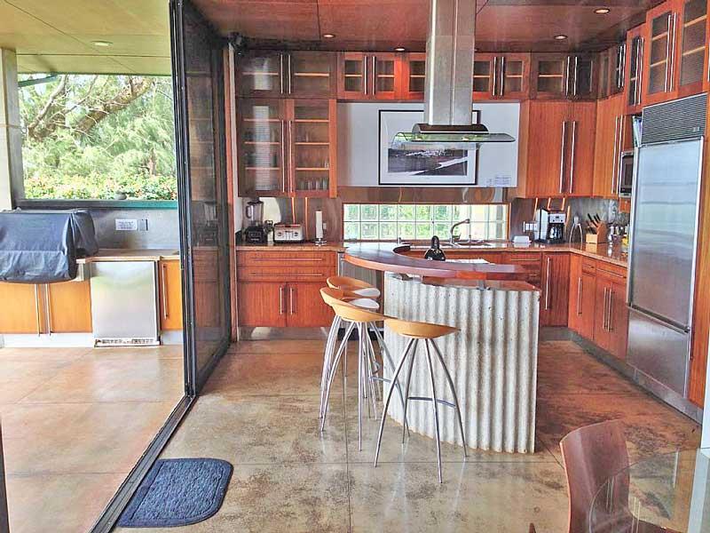 Wonderfully appointed kitchen with topofthe line appliances
