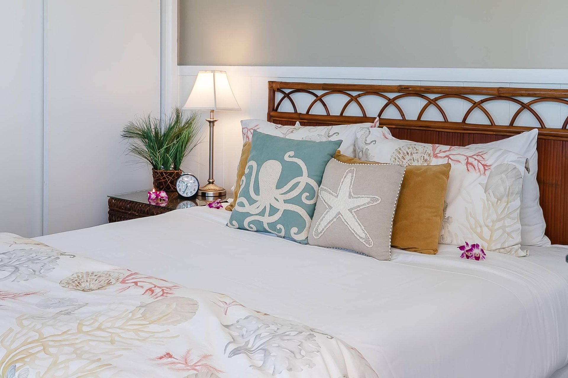 Guest suite has a Queen sized bed