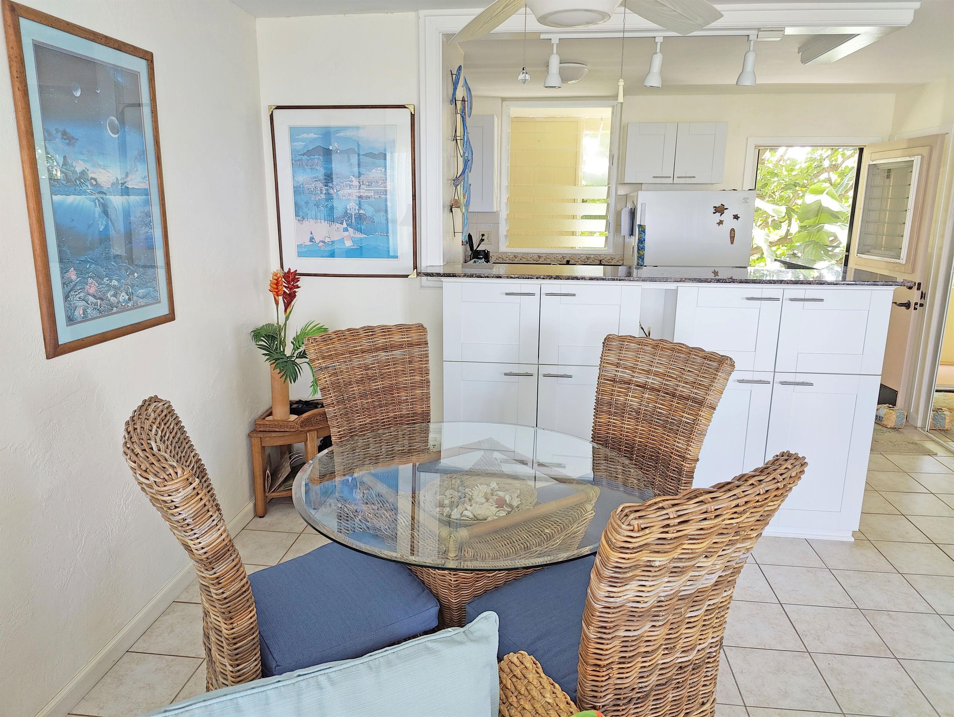 Compact and comfortable dining