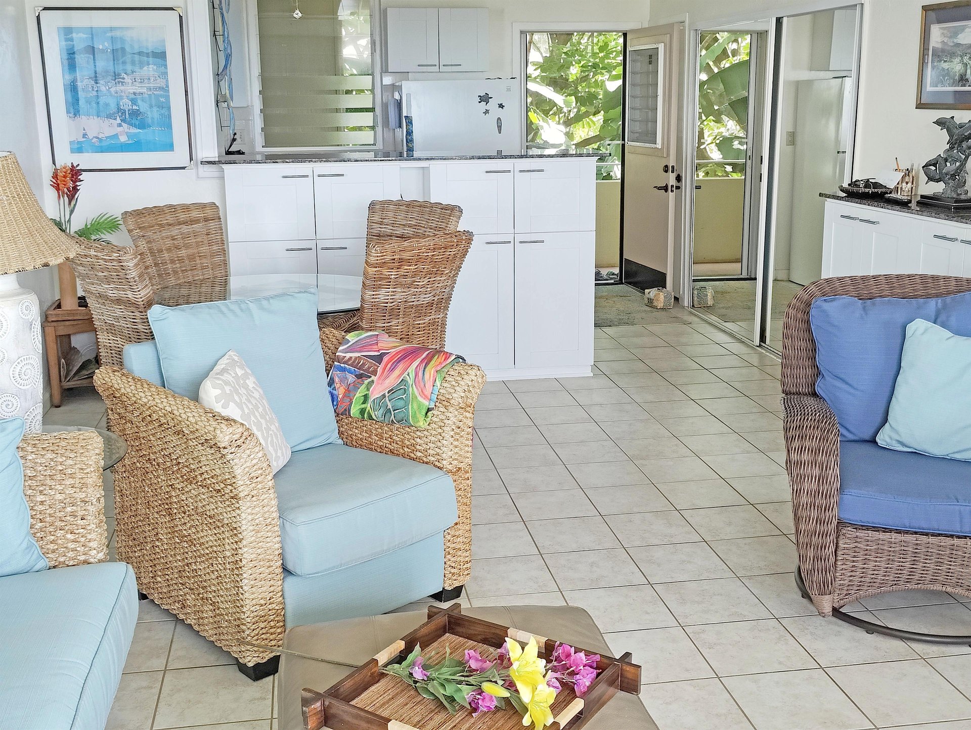 Cozy, comfortable tropical furnishings