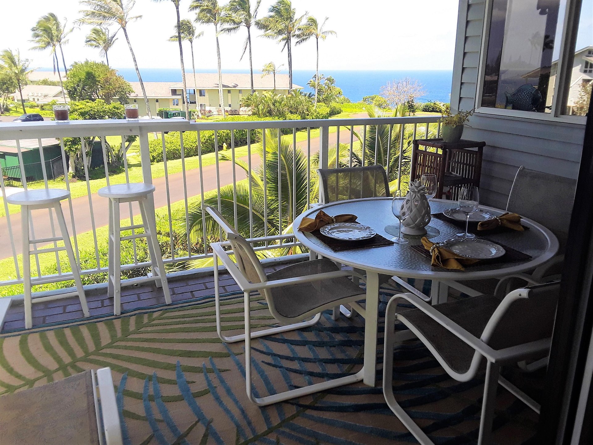 Ocean view dining, protected from Tradewinds