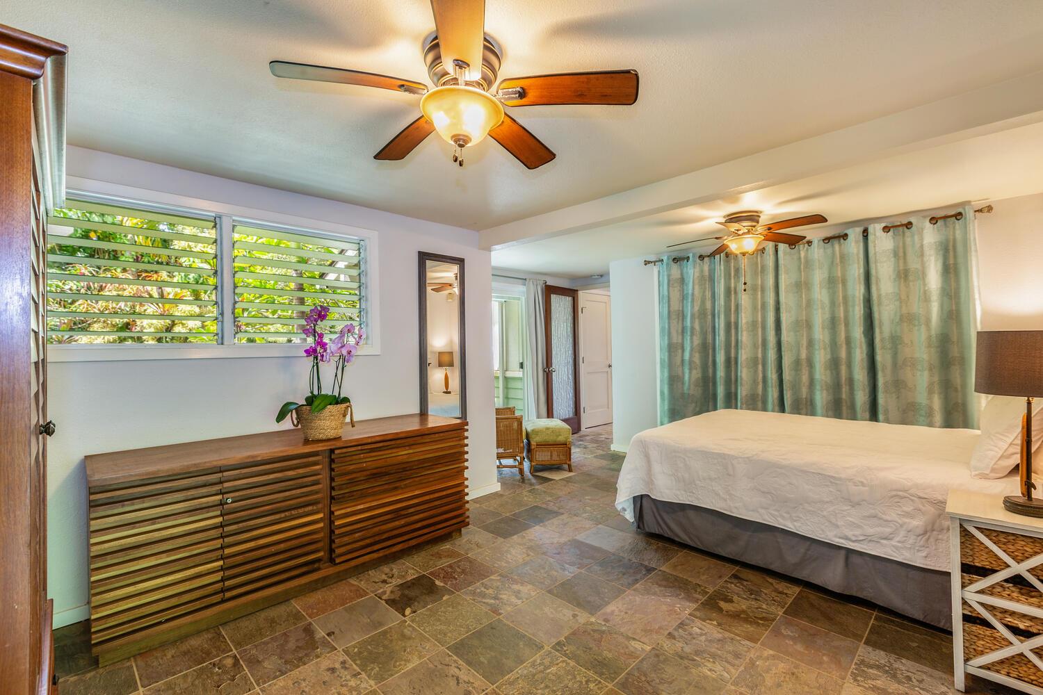 Master bedroom with Queen bed
