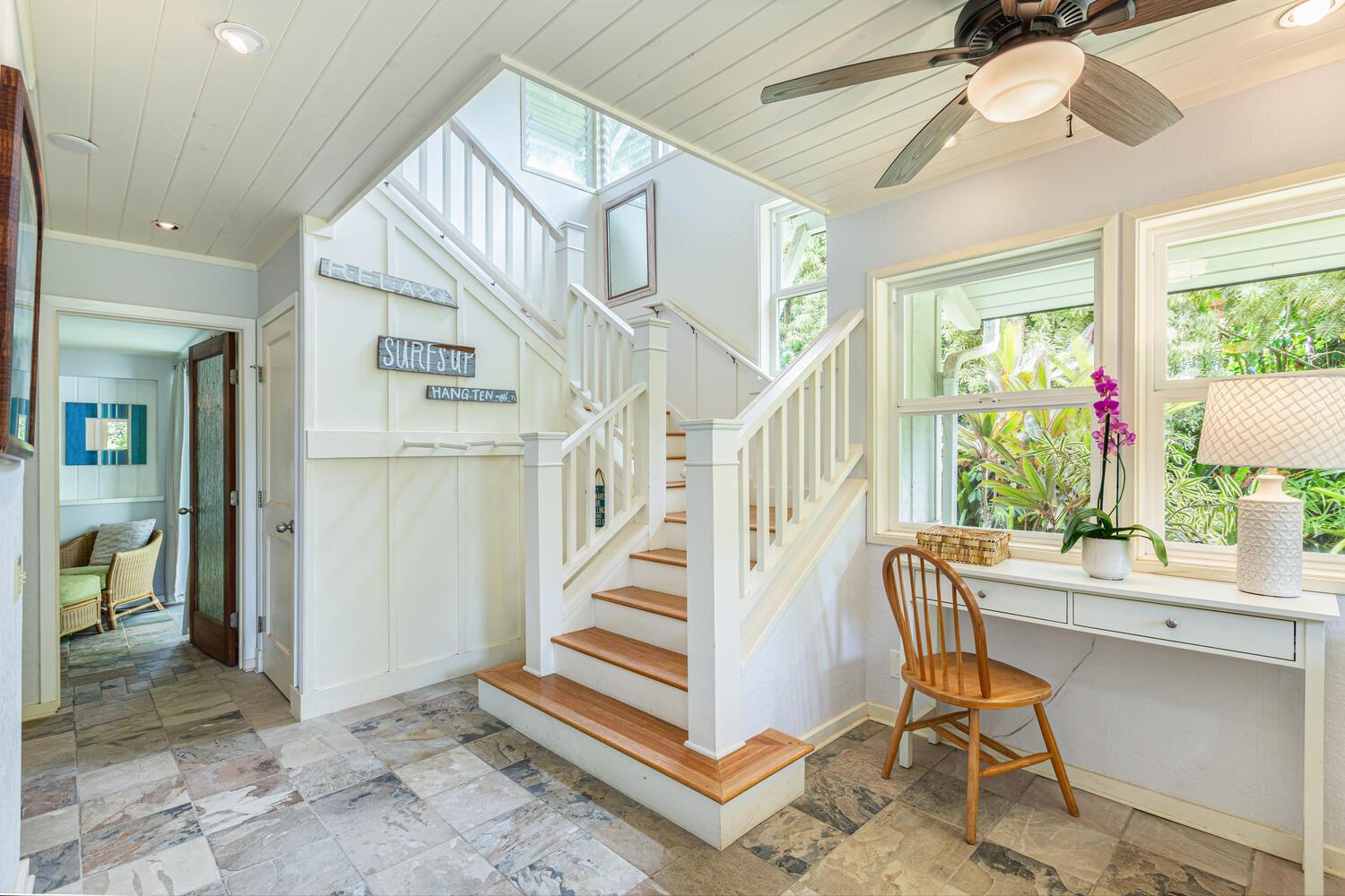 Entry way with desk