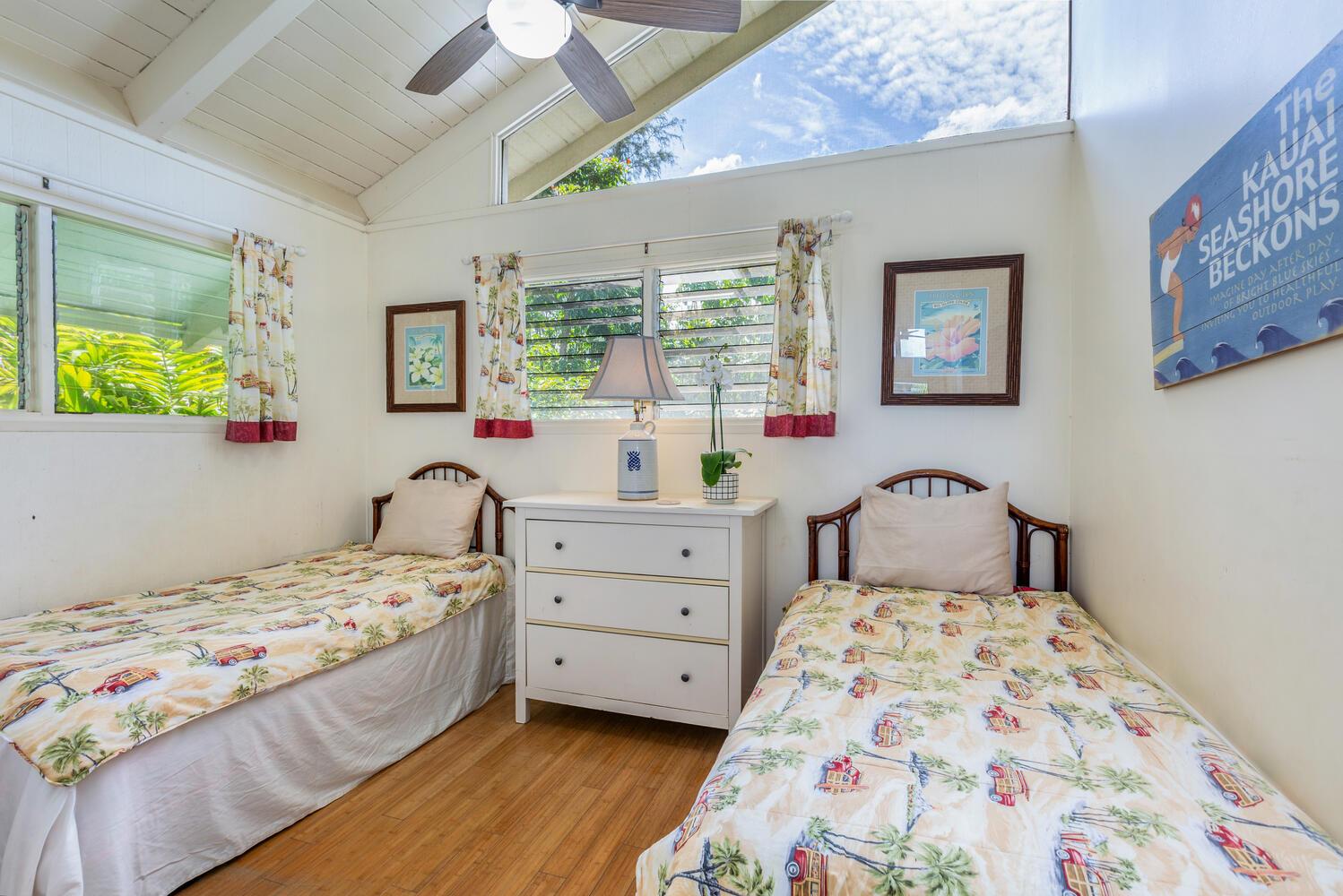 Bedroom 4 with two twin beds