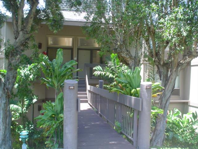 Entrance to Pali Ke Kua 214