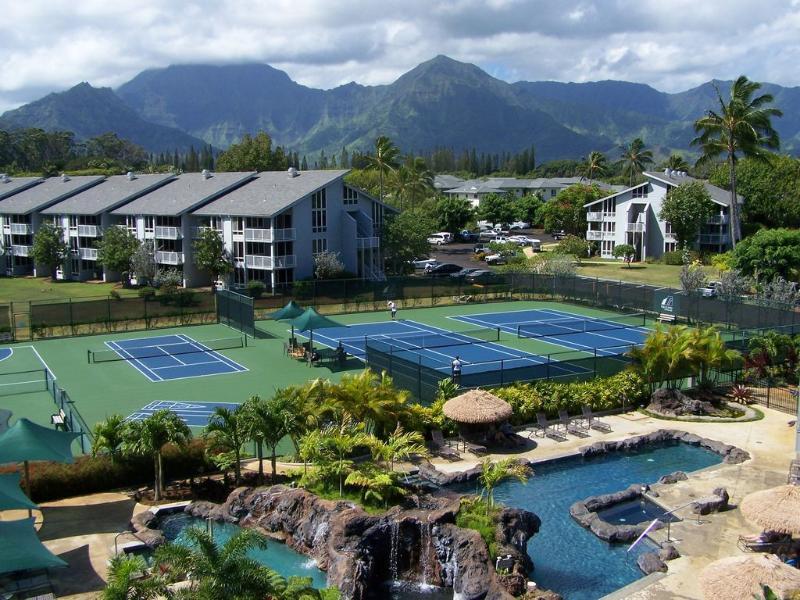 The Cliffs Pool  Activity Courts