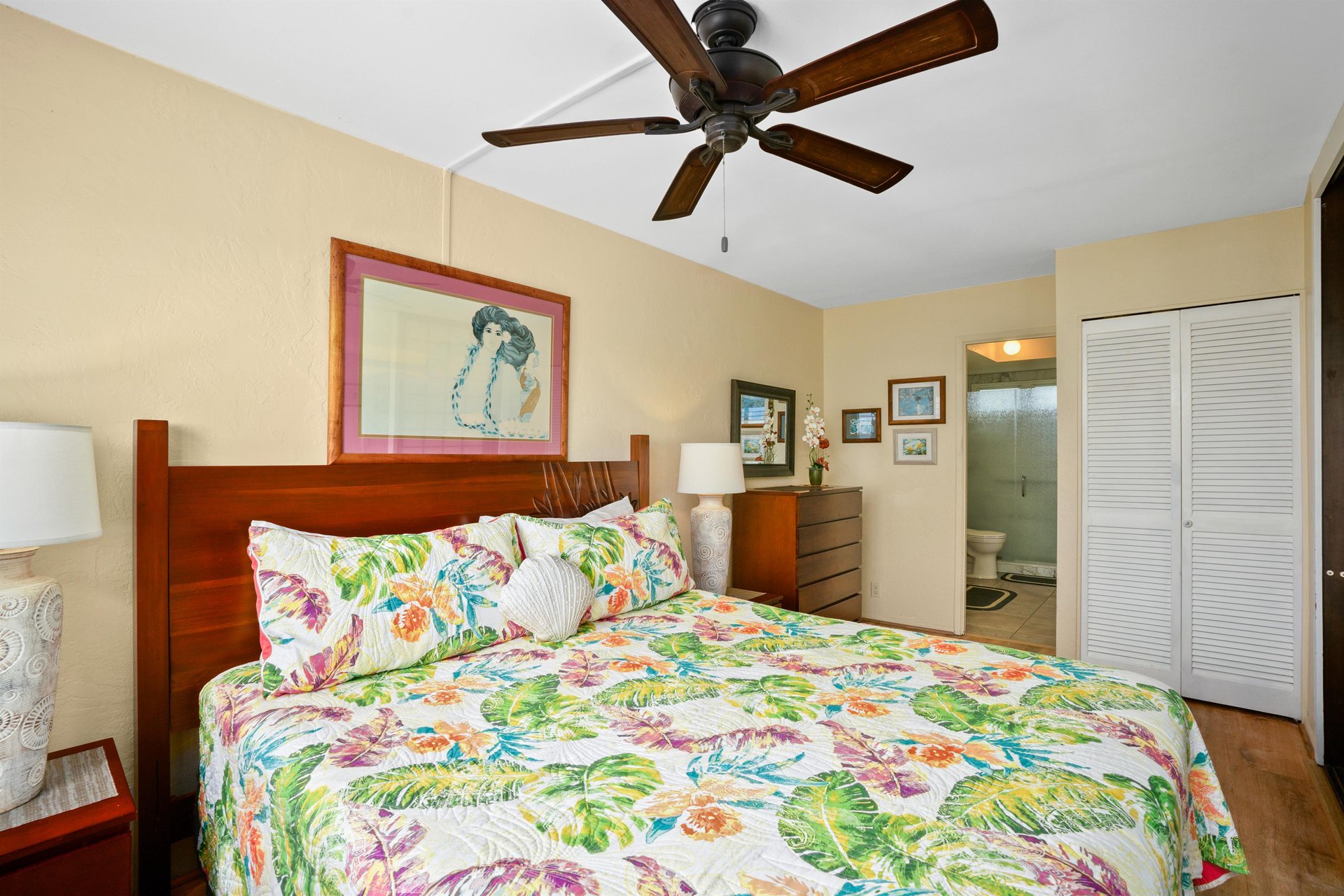 Bedroom equipped with King bed