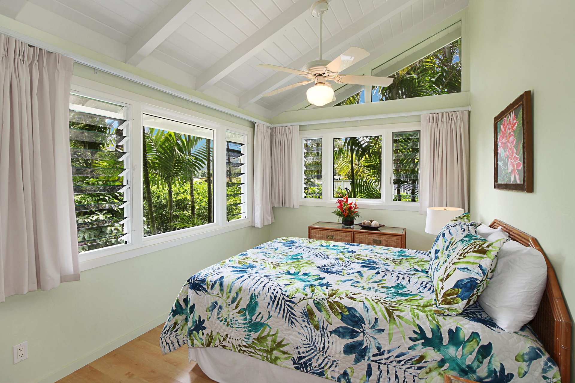 2nd bedroom with Queen bed