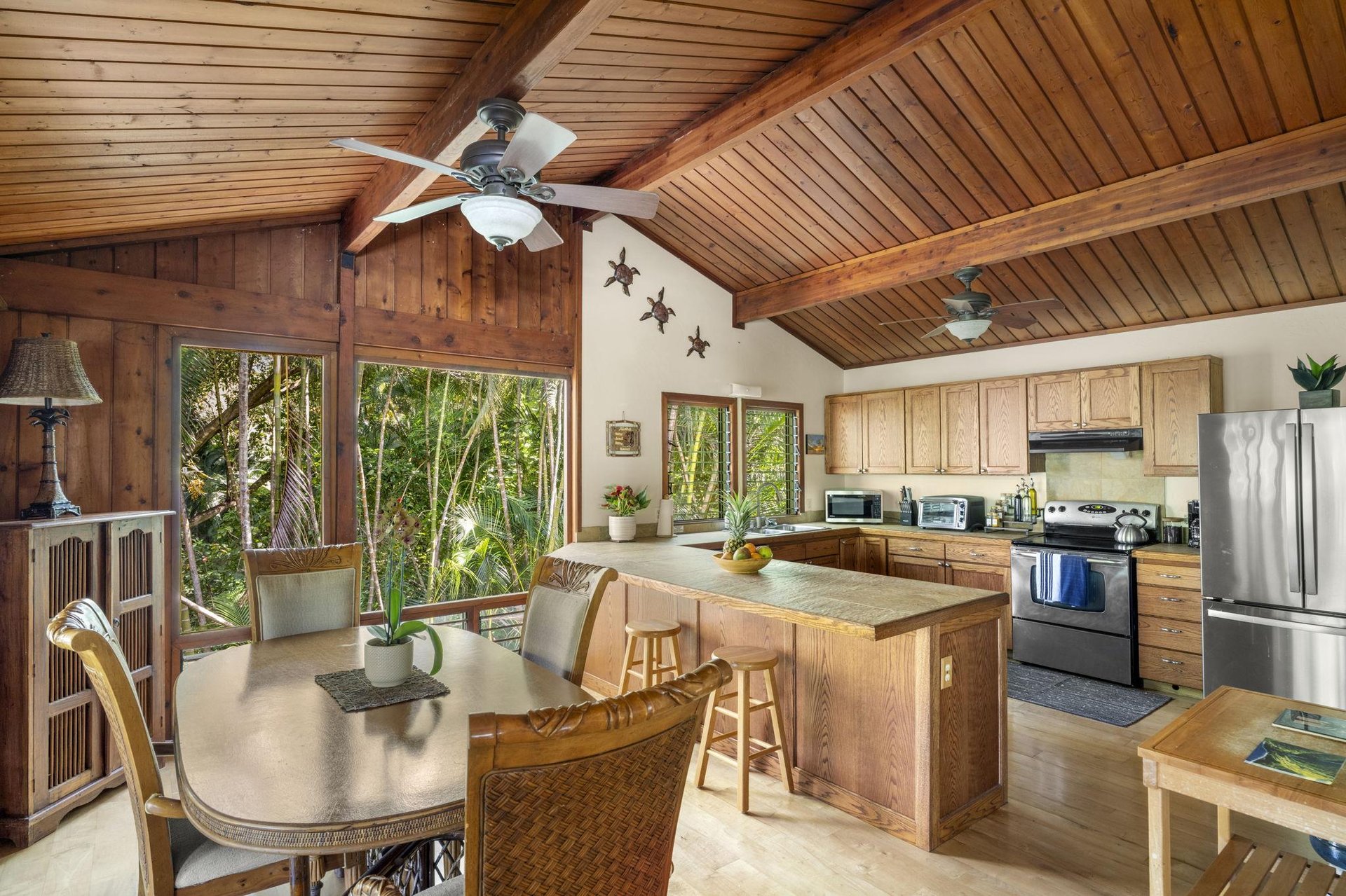 Enjoy meals on the dining table or peninsula