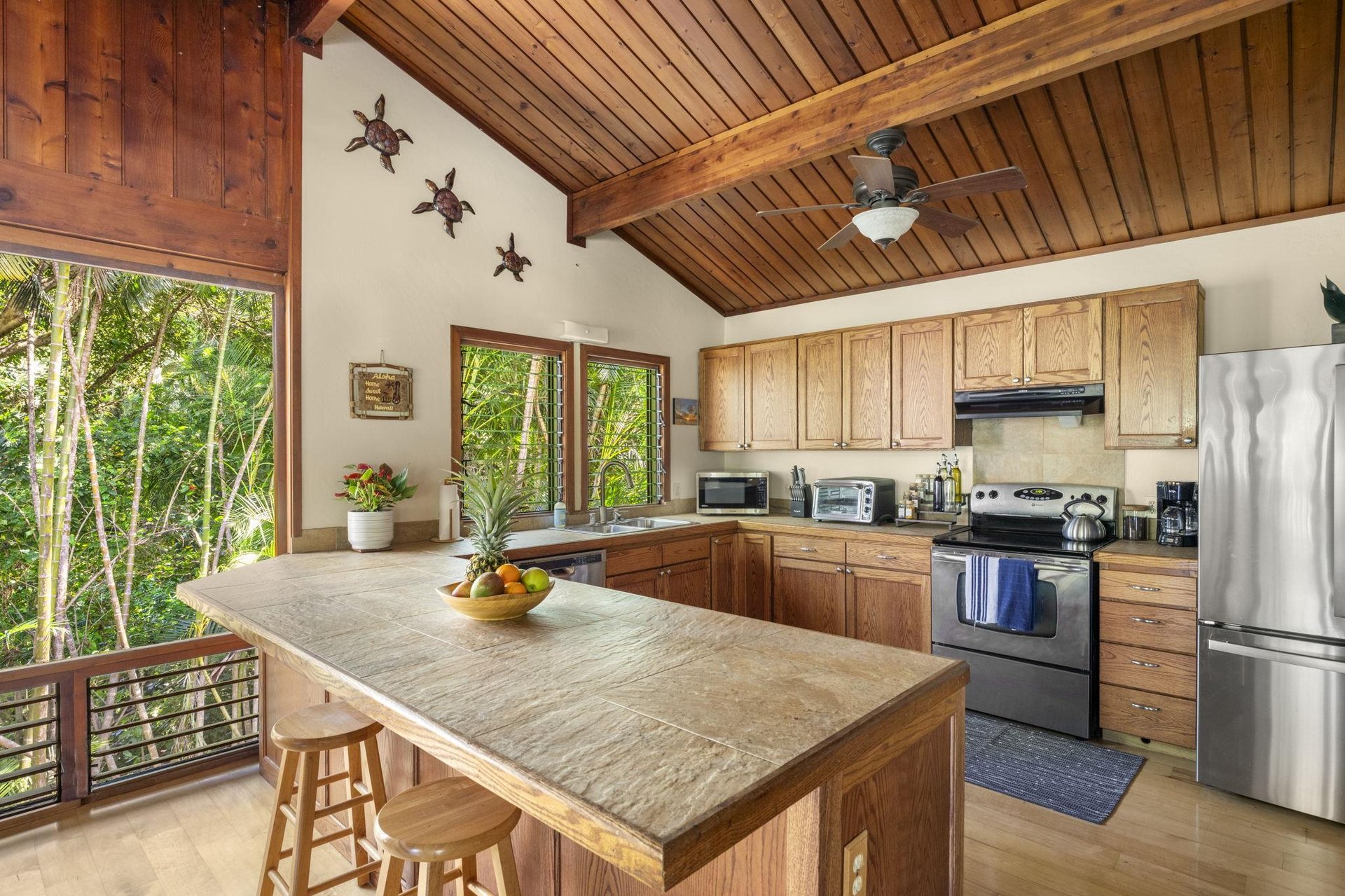 Spacious kitchen peninsula