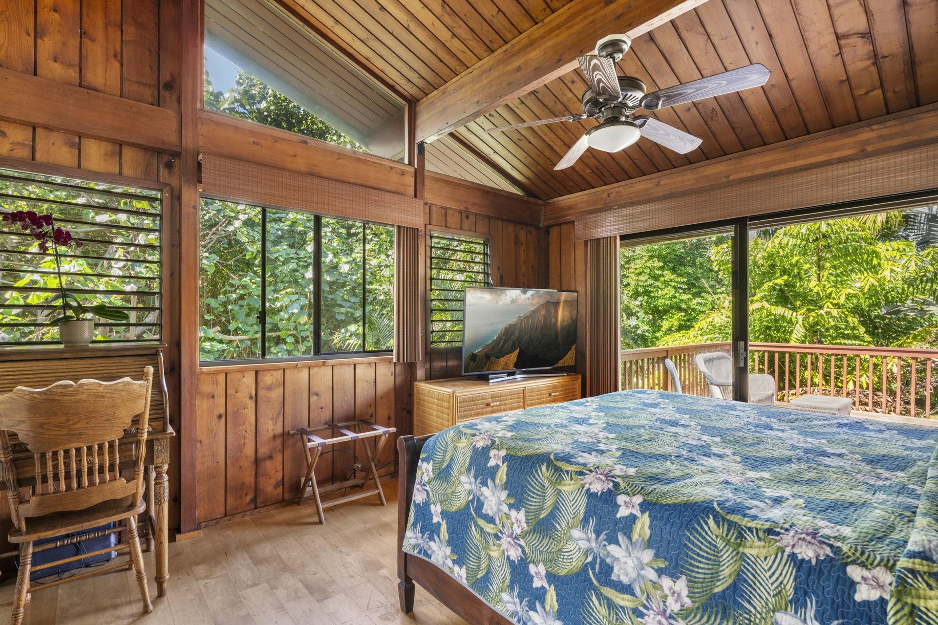 Master bedroom has flat screen TV
