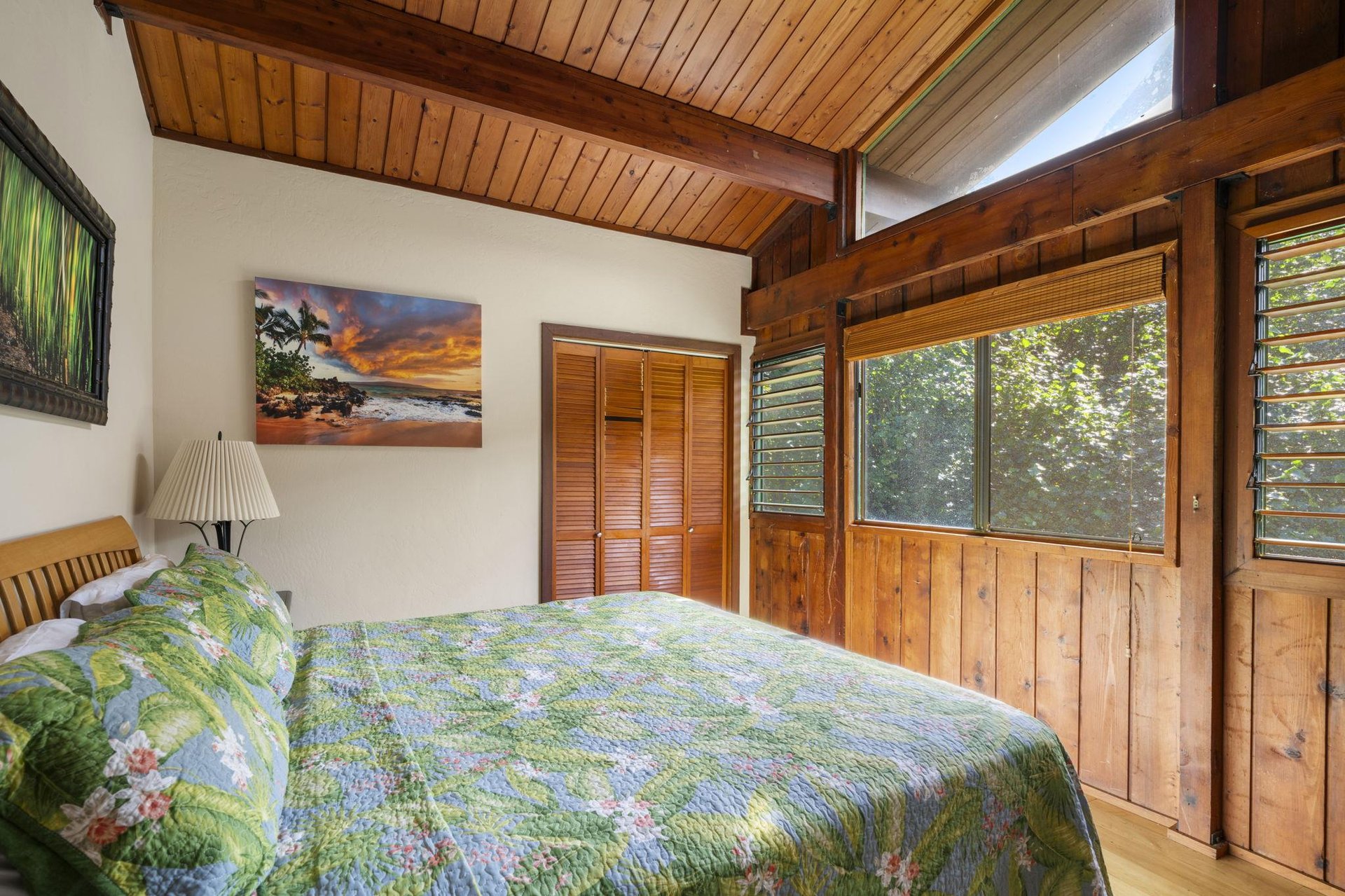 Second bedroom with garden view