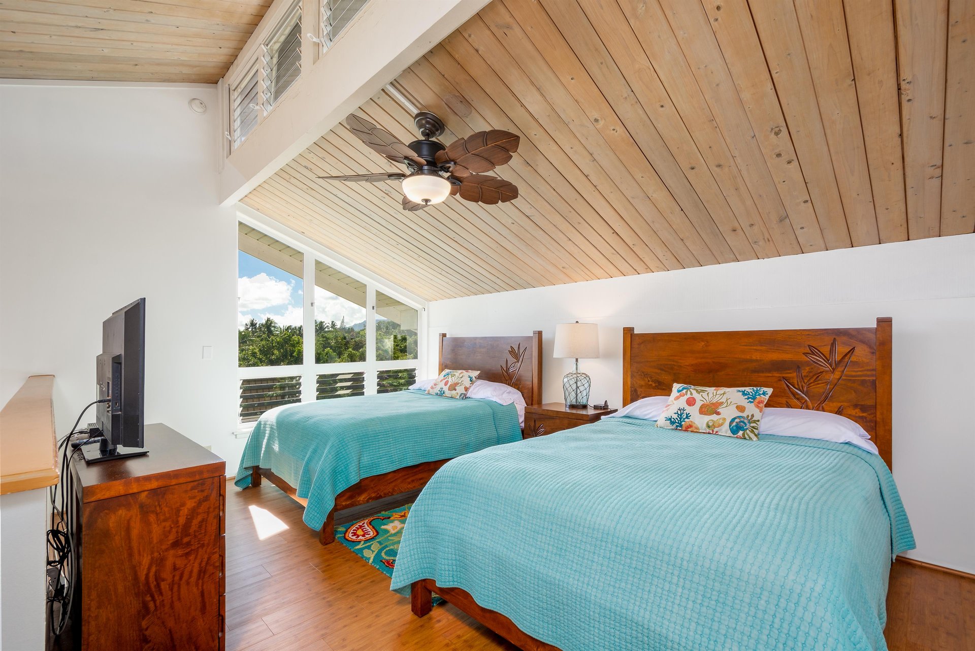 Sleeping loft with two Queen size beds