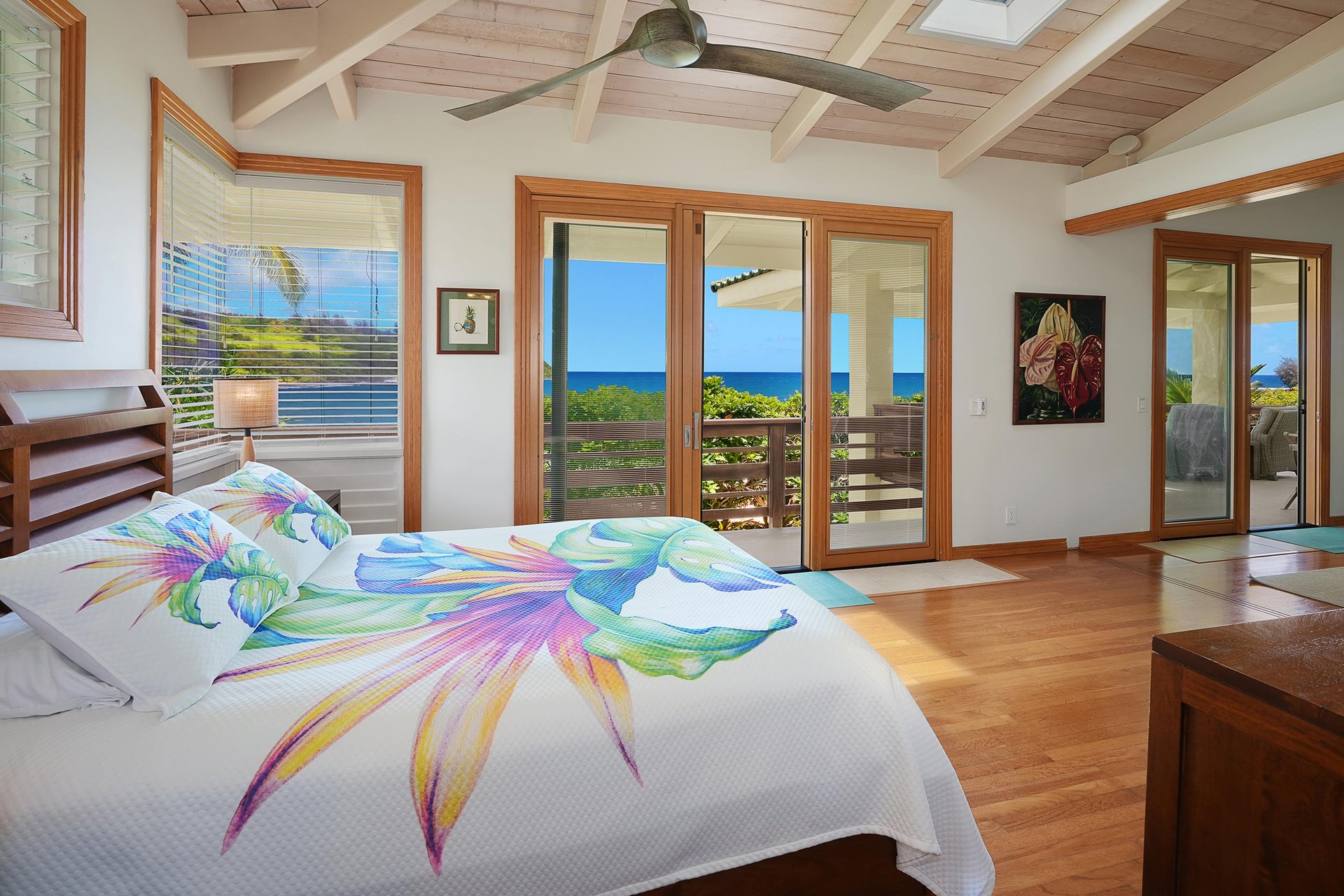 Second master suite equipped with Queen size bed