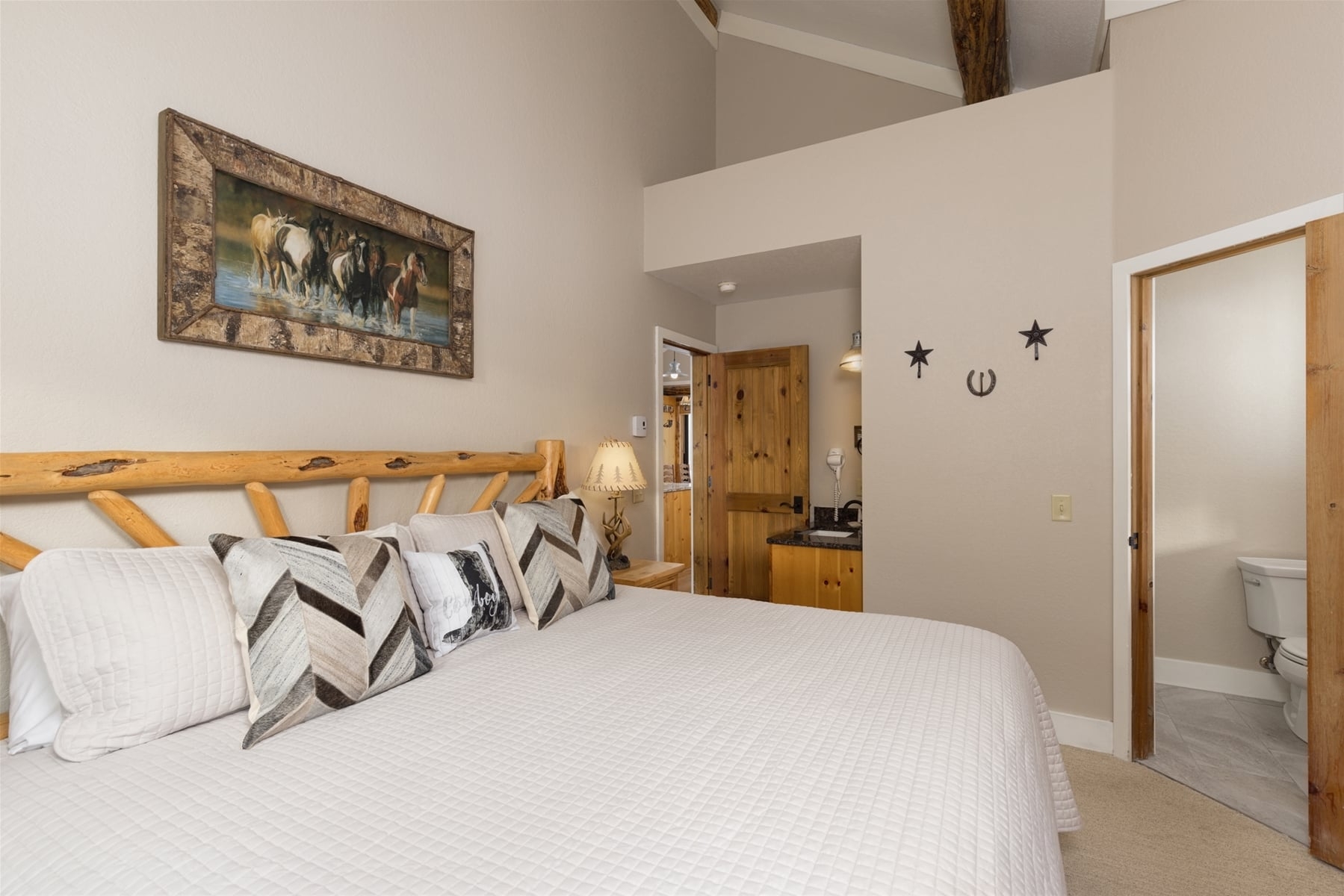 7641 Indoor_bed_wall