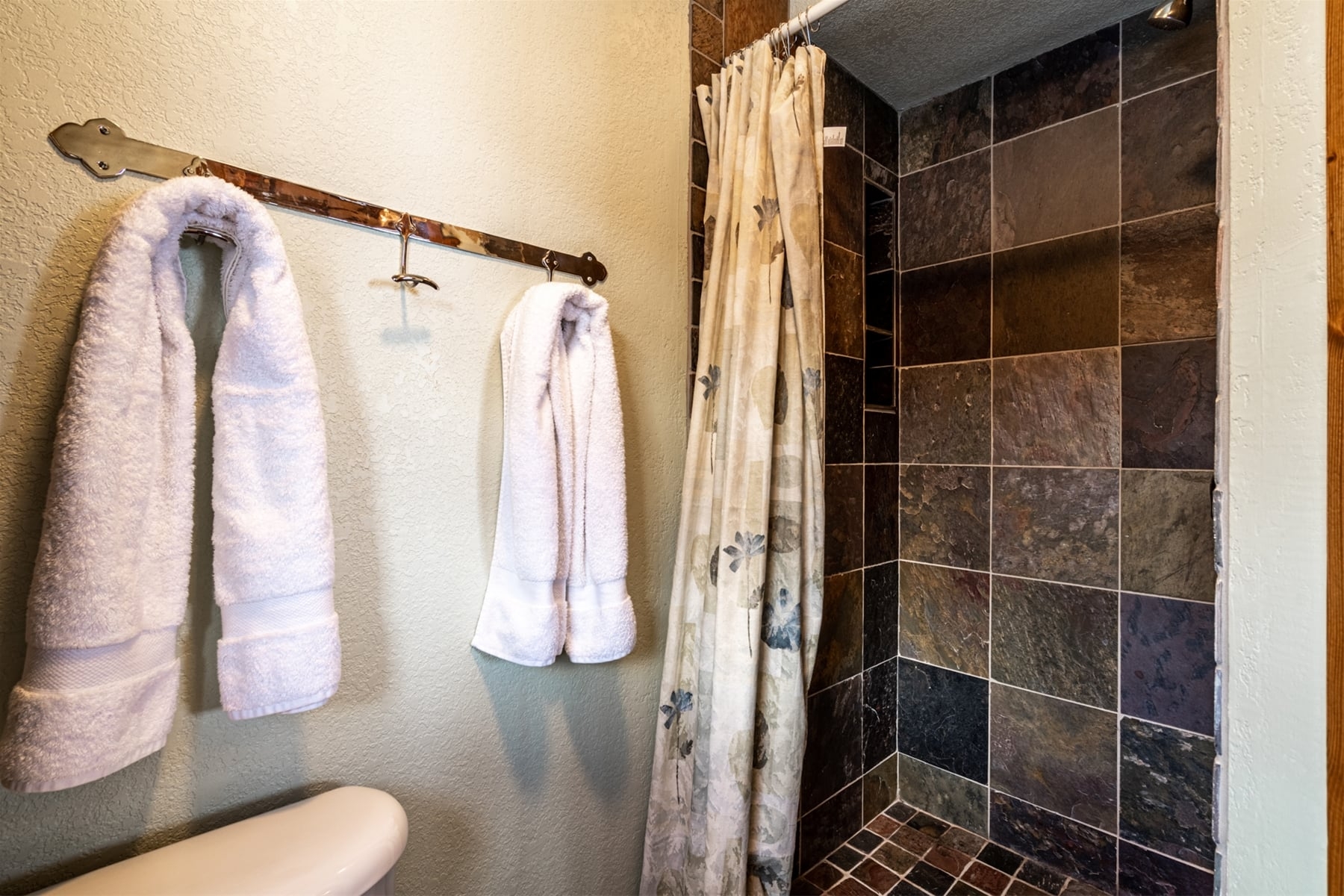 8689 Bathroom_indoor_wall
