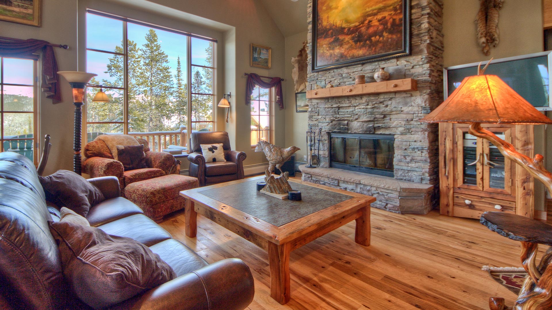 992 A Living Room With A Fireplace