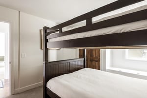 Queen bunk room