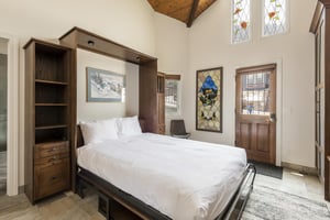 Guest bedroom with convenient ski access via Park Avenue